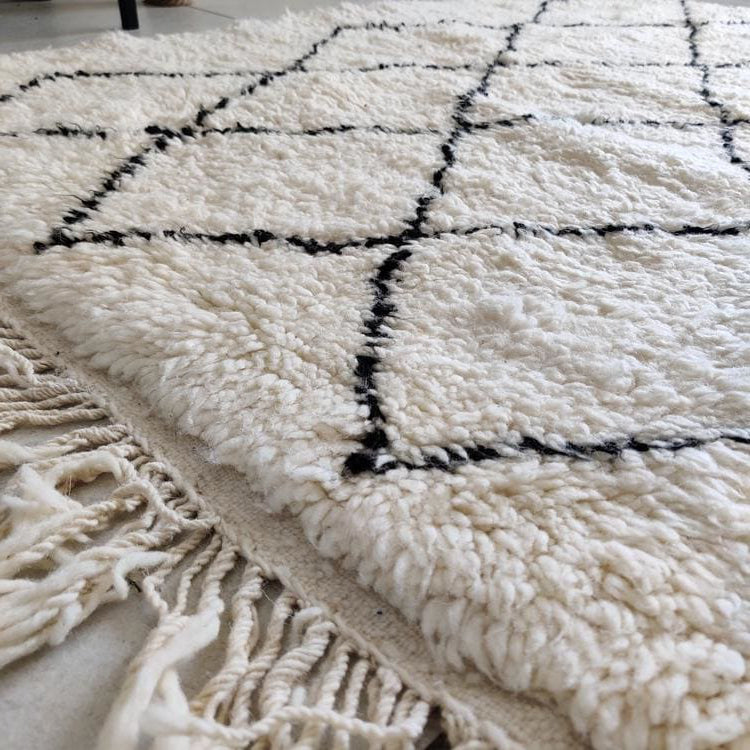 Tapis traditionnel Beni Ouarain en laine de mouton avec des losanges noir