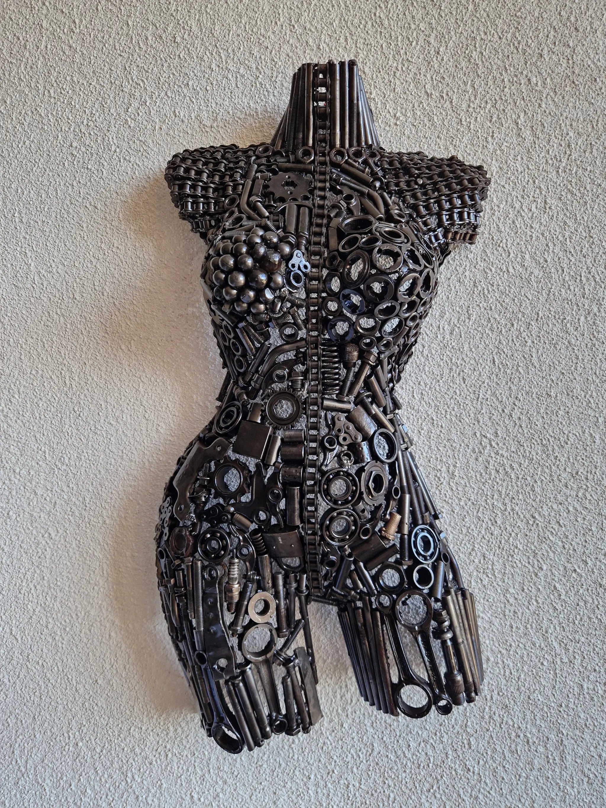 Buste de femme soudé avec du métal et pièces recyclé - fait main par des artisans marocains