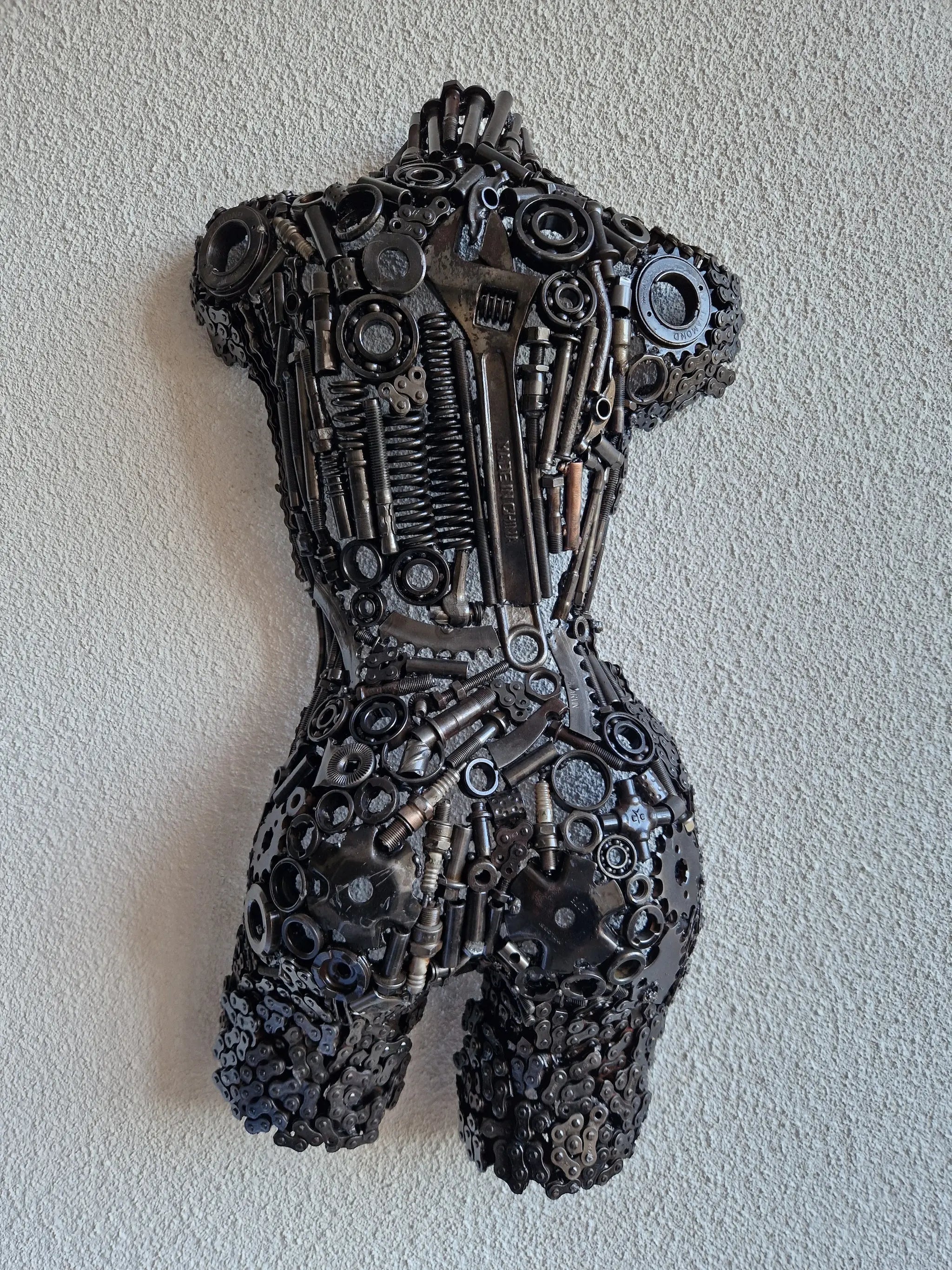 Dos de femme en fer recyclé, sculpture unique fait main par des artisans de Marrakech