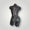 Dos de femme sculpté avec des pièces et du métal recyclé, création unique par des artisans marocains
