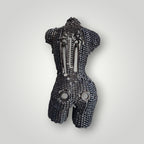 Dos de femme sculpté avec des pièces et du métal recyclé, création unique par des artisans marocains