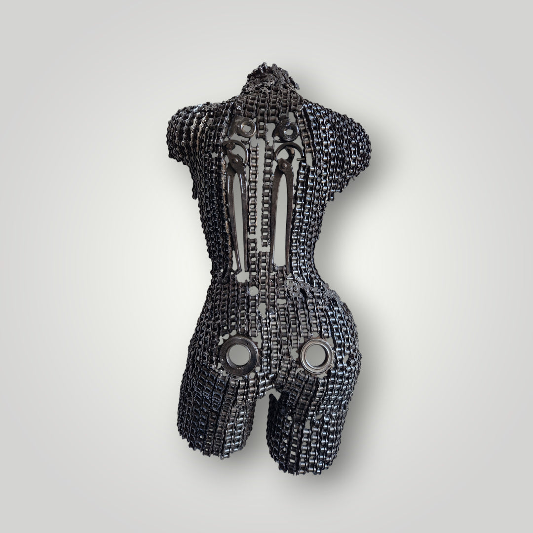 Dos de femme sculpté avec des pièces et du métal recyclé, création unique par des artisans marocains