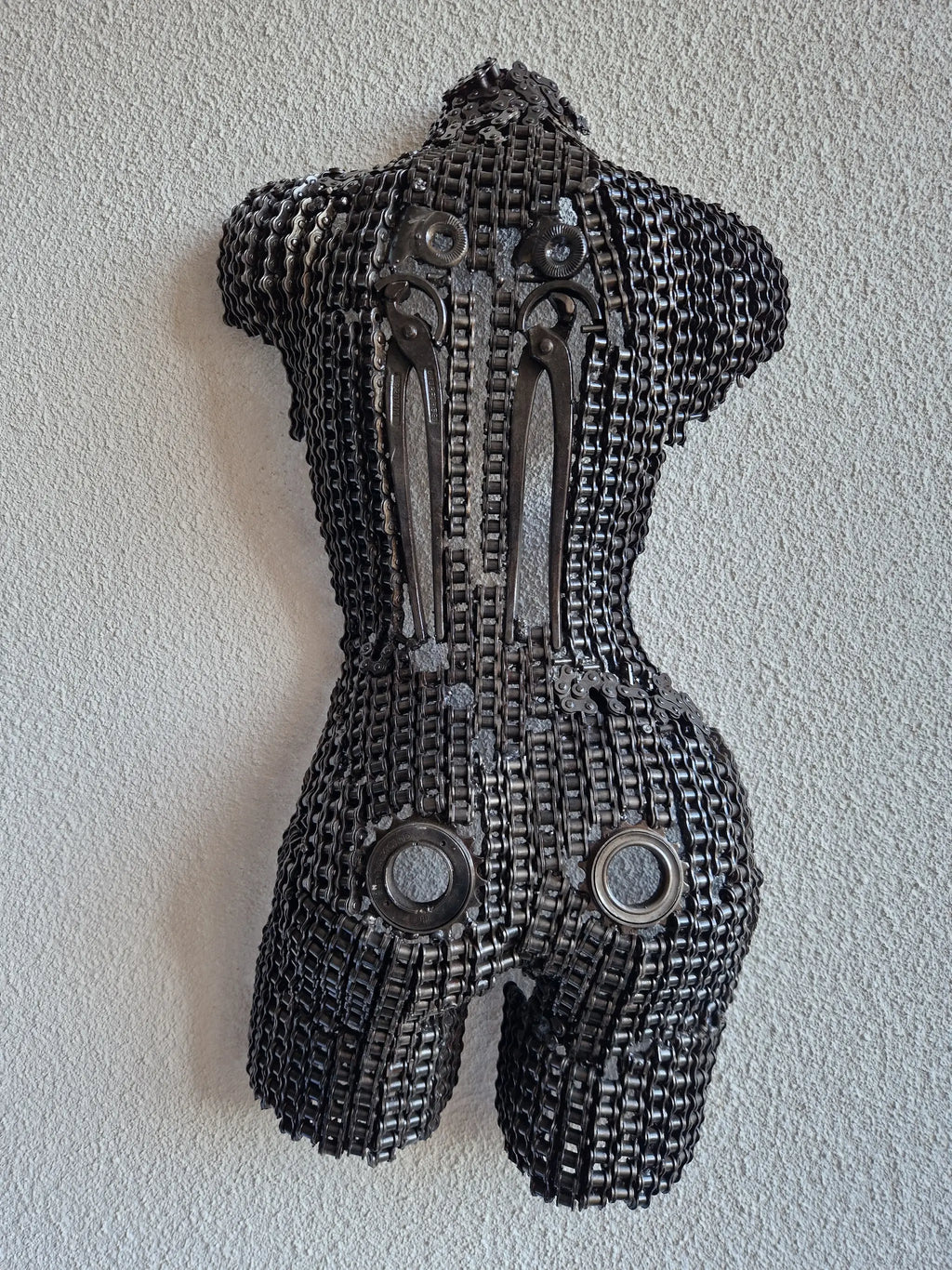 Dos de femme sculpté avec des pièces et du métal recyclé, création unique par des artisans marocains - sculpture en fer recyclé