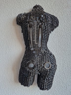 Dos de femme sculpté avec des pièces et du métal recyclé, création unique par des artisans marocains - sculpture en fer recyclé