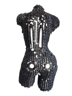 Dos de femme sculpté avec des pièces et du métal recyclé, création unique par des artisans marocains - sculpture en fer recyclé