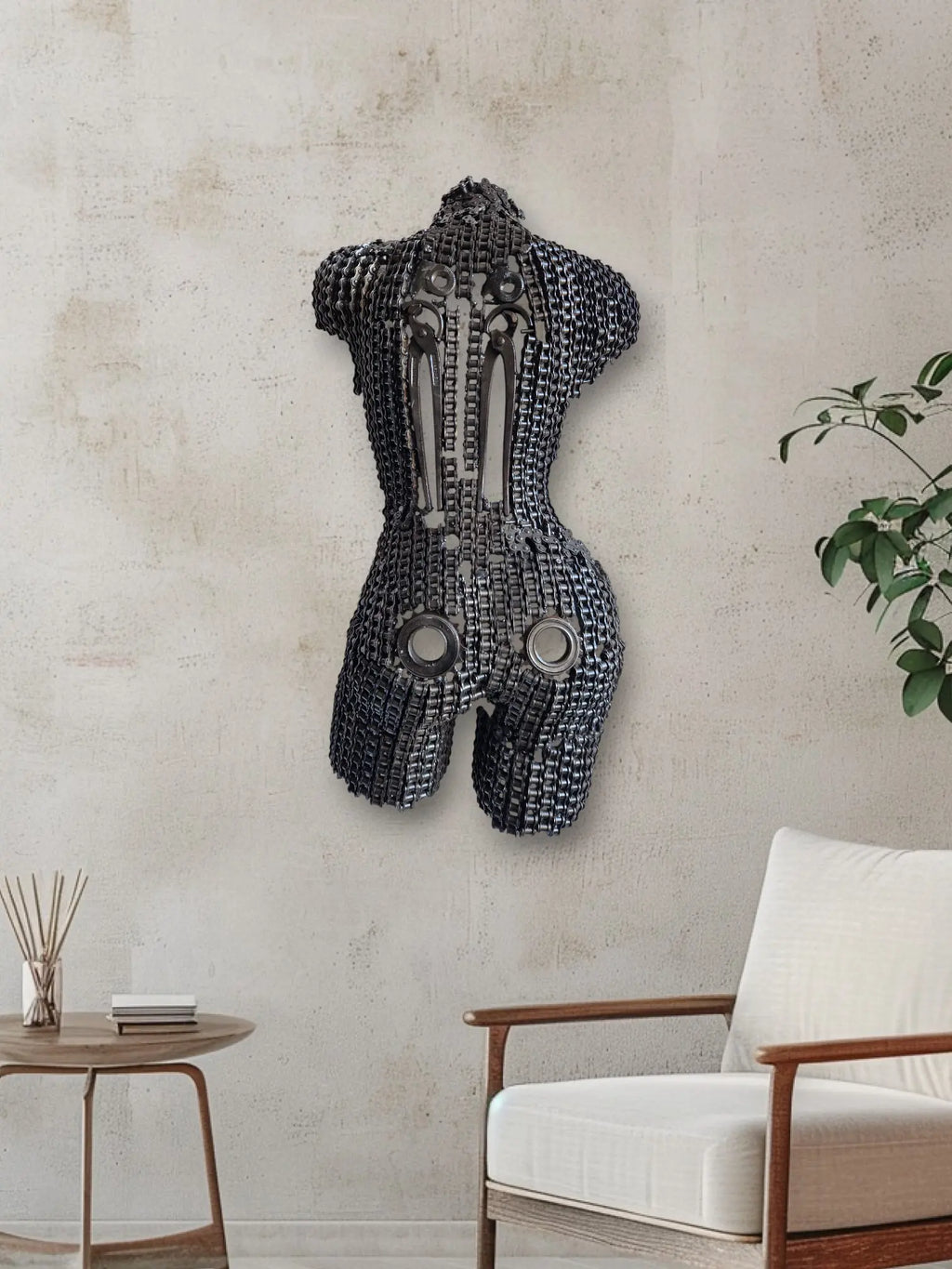 Dos de femme sculpté avec des pièces et du métal recyclé, création unique par des artisans marocains - sculpture en fer recyclé