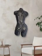 Dos de femme sculpté avec des pièces et du métal recyclé, création unique par des artisans marocains - sculpture en fer recyclé