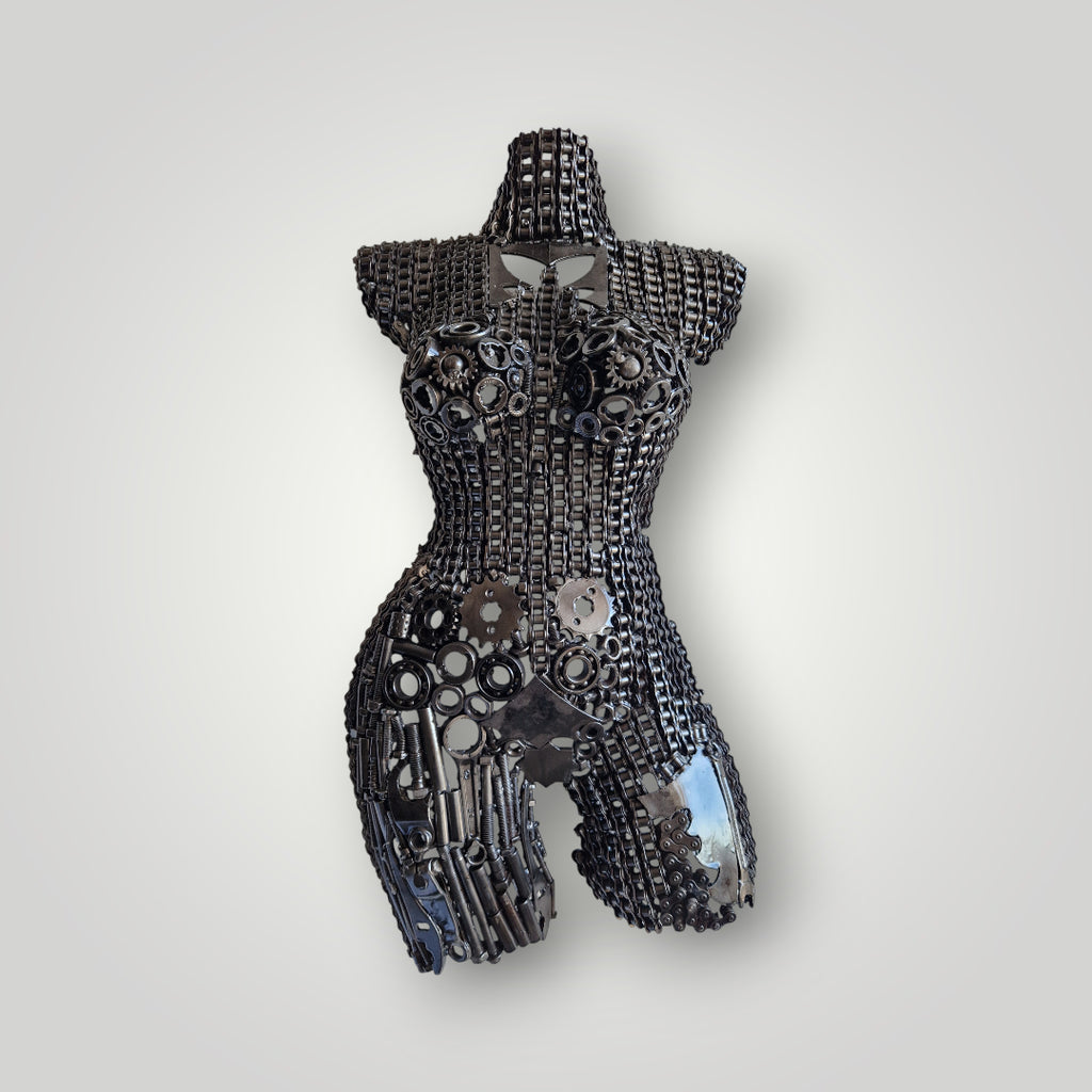 Sculpture de femme en fer recyclé, œuvre d’art durable fait main au Maroc
