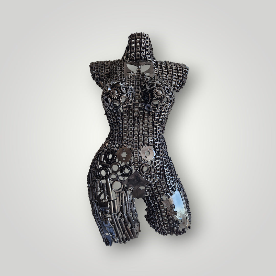Sculpture de femme en fer recyclé, œuvre d’art durable fait main au Maroc