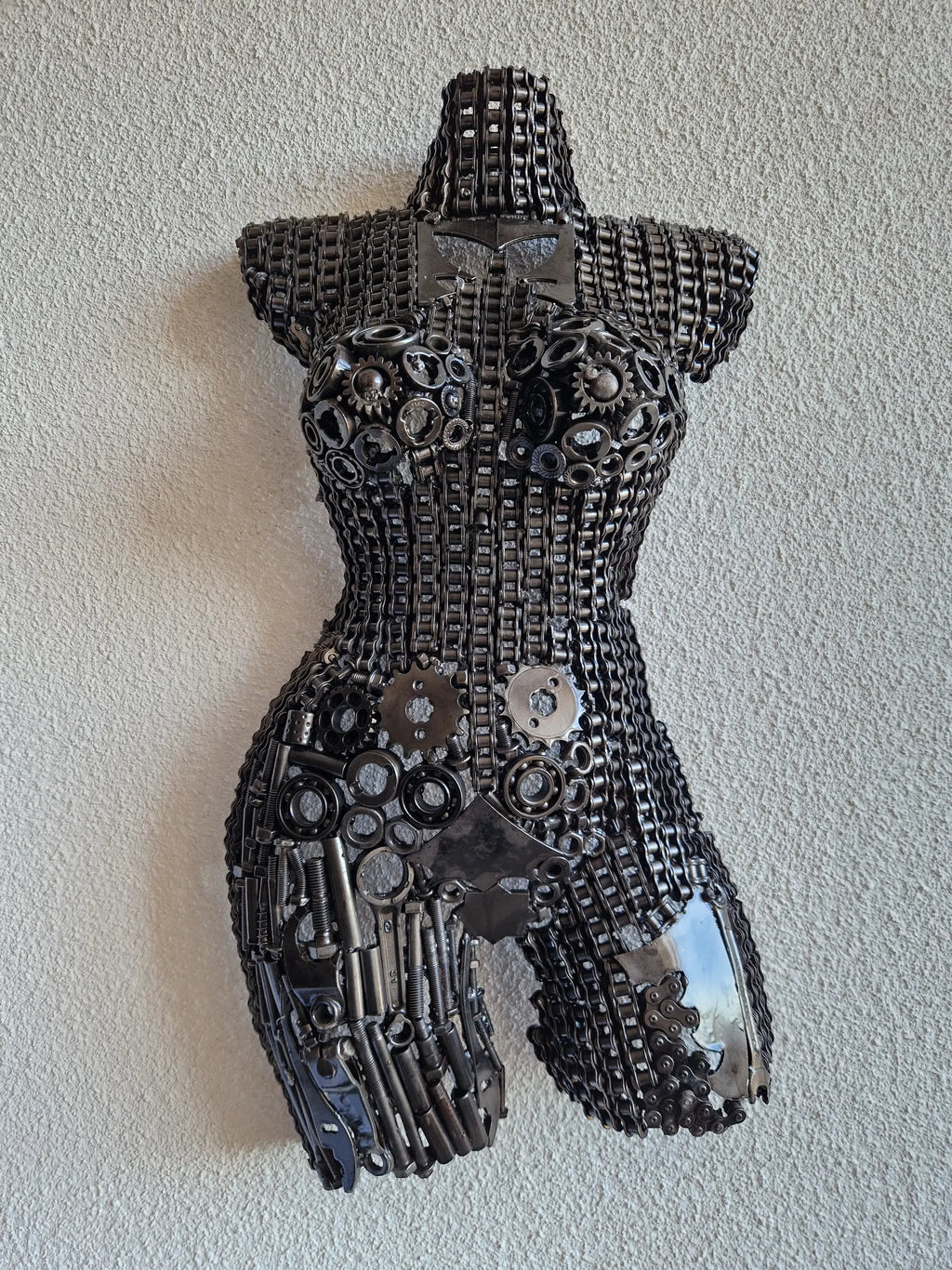 Sculpture de femme en fer recyclé, œuvre d’art durable fait main au Maroc