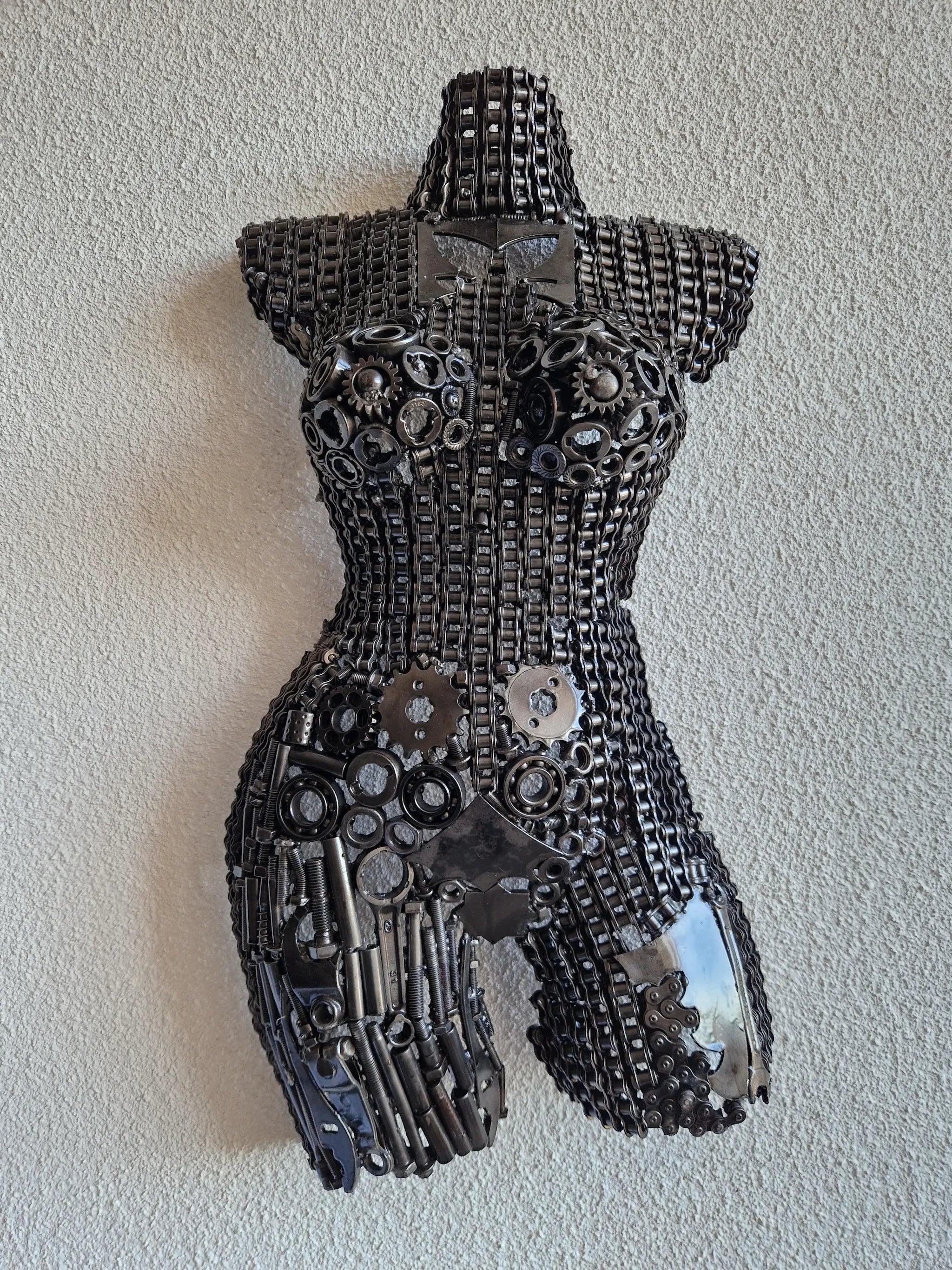 Sculpture de femme en fer recyclé, œuvre d’art durable fait main au Maroc