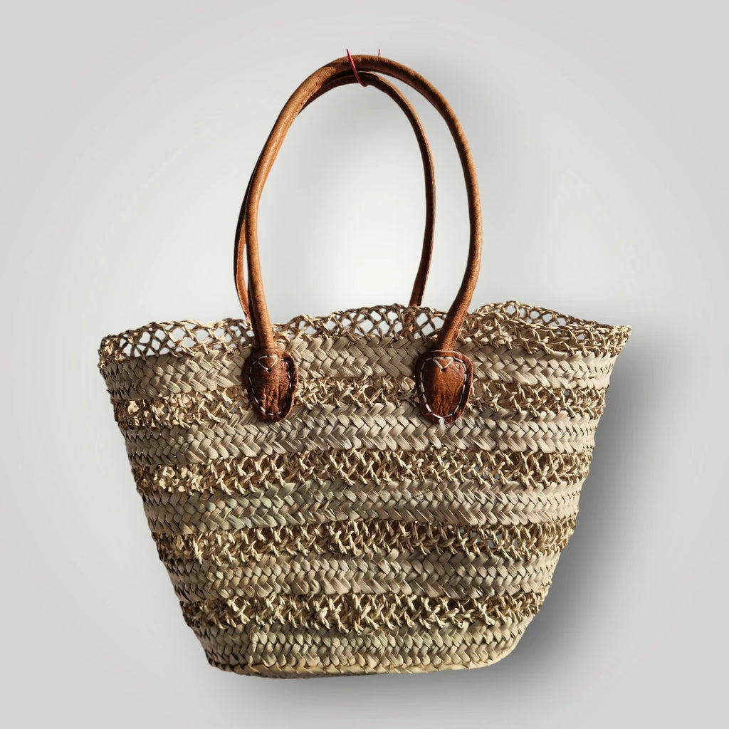 Panier en feuille de palmier artisanal marocain, design ajouré avec anses cuir. Idéal comme cabas de marché, sac de plage ou panier bohème chic.