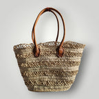 Panier en feuille de palmier artisanal marocain, design ajouré avec anses cuir. Idéal comme cabas de marché, sac de plage ou panier bohème chic.