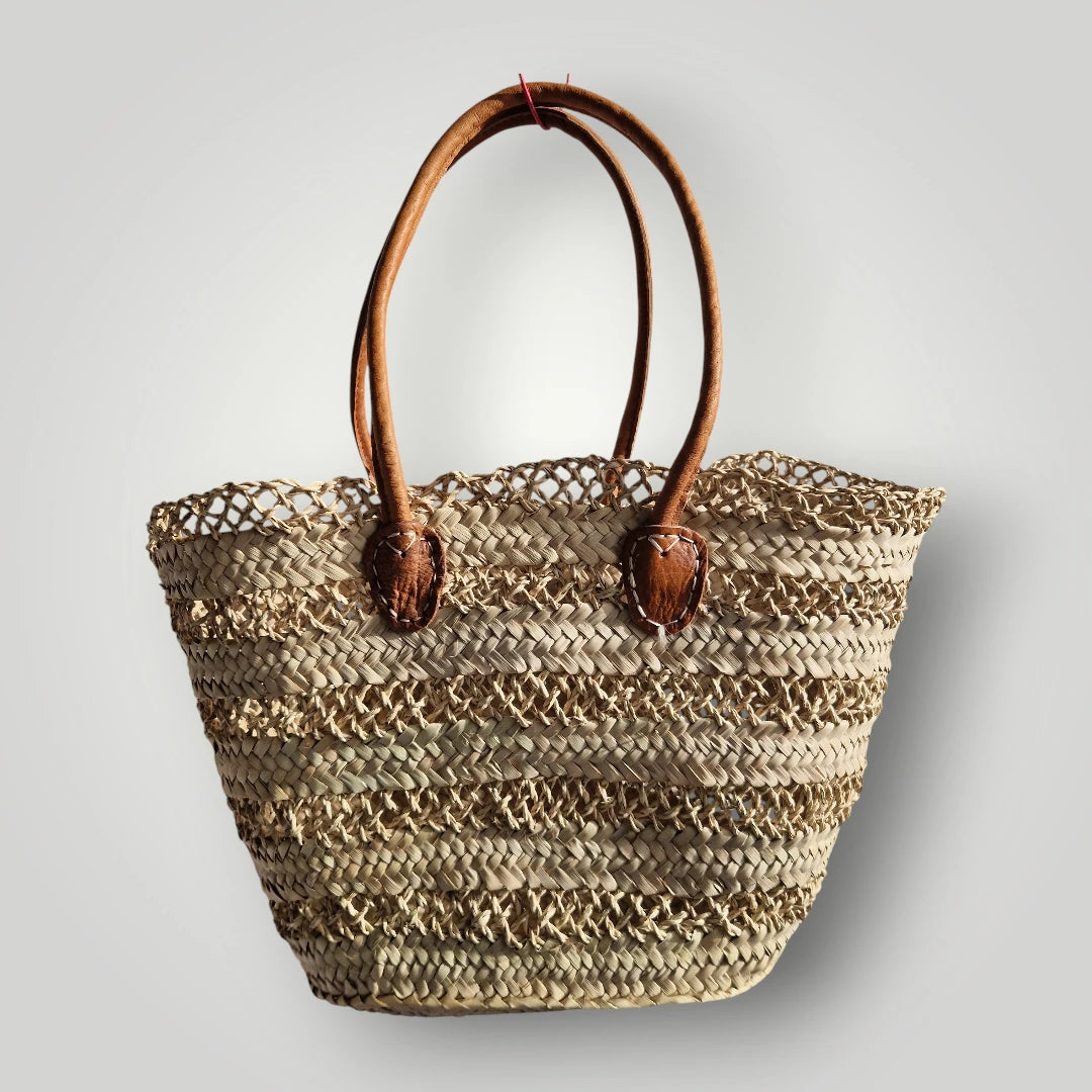 Panier en feuille de palmier artisanal marocain, design ajouré avec anses cuir. Idéal comme cabas de marché, sac de plage ou panier bohème chic.
