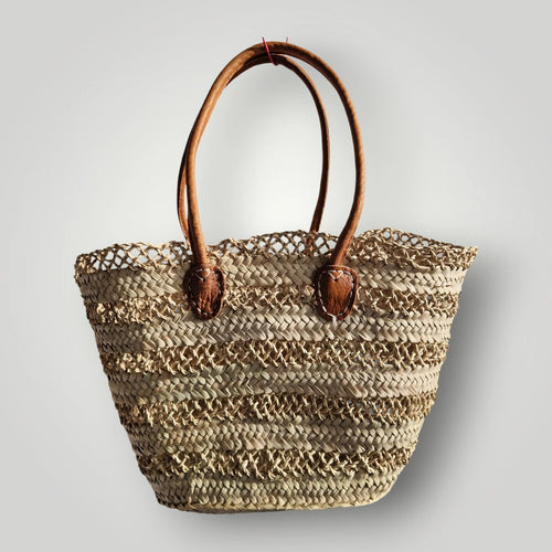 Panier en feuille de palmier artisanal marocain, design ajouré avec anses cuir. Idéal comme cabas de marché, sac de plage ou panier bohème chic.