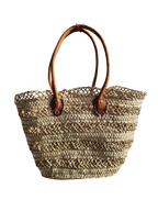 Panier en feuille de palmier artisanal marocain, design ajouré avec anses cuir. Idéal comme cabas de marché, sac de plage ou panier bohème chic.