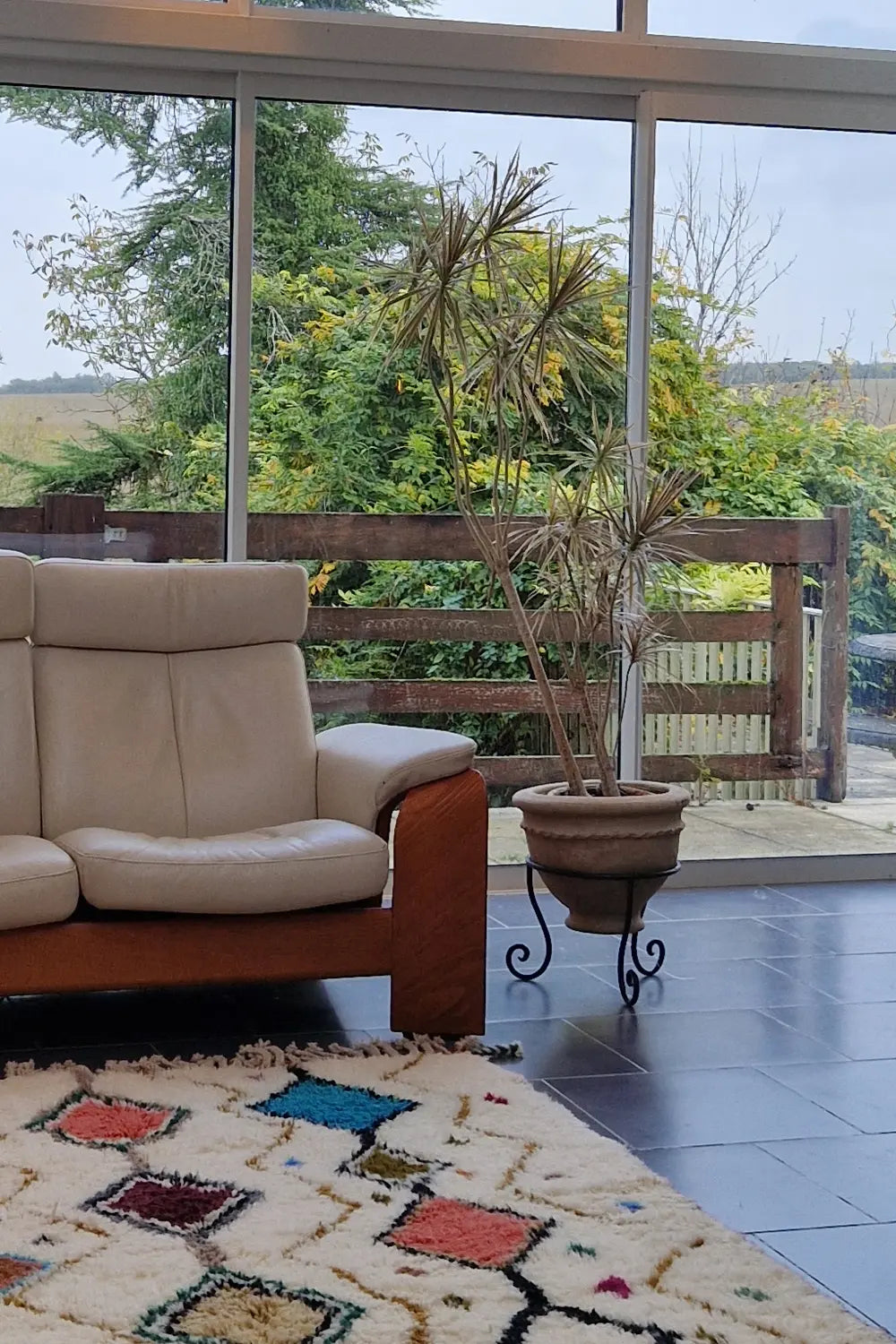 Authentique Pot en terre cuite de Zagora au Maroc fait main en 30 cm de haut avec son pied en fer forgé dans un intérieur