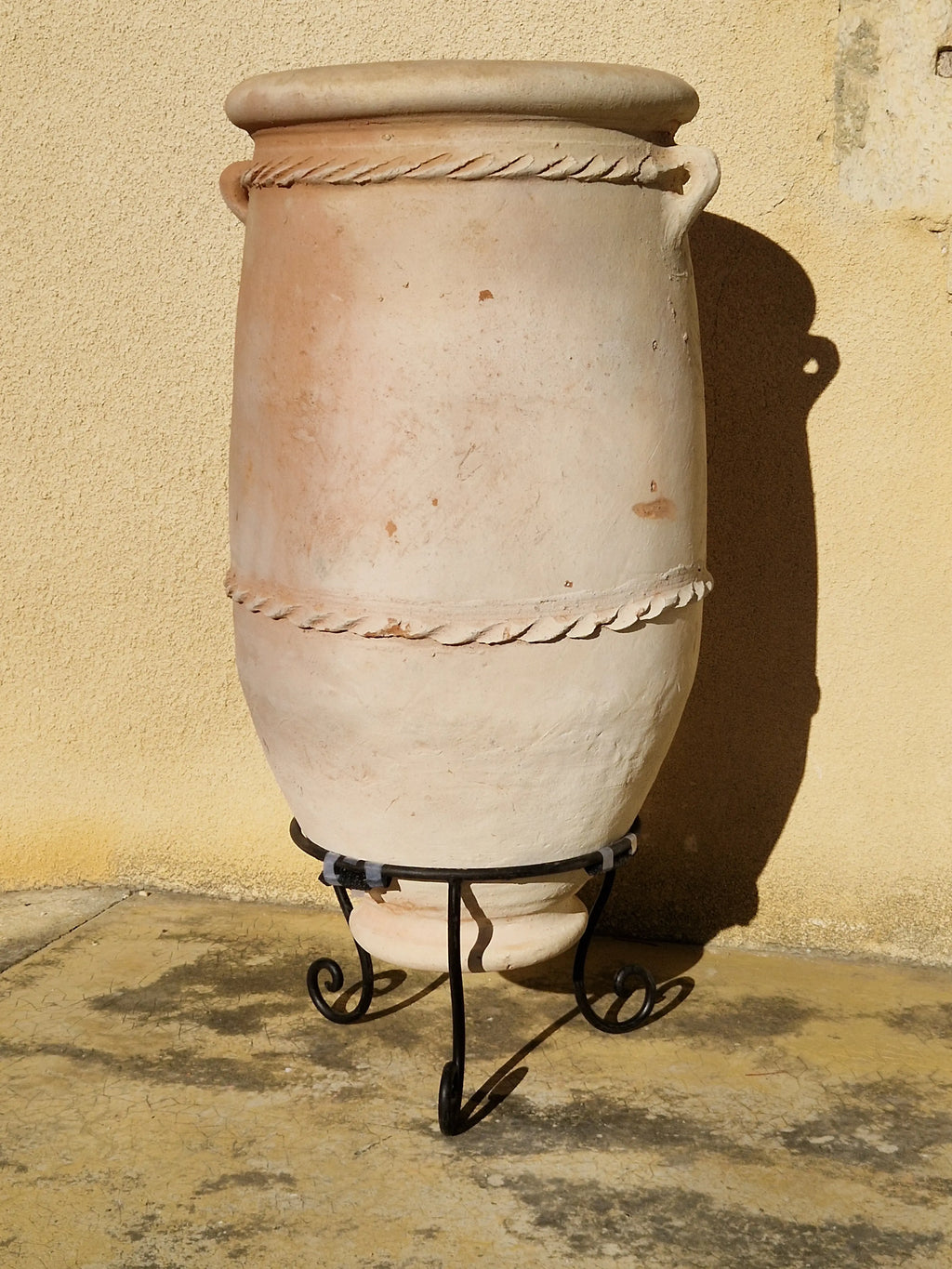 Authentique Pot en terre cuite de Zagora au Maroc fait main en 100 cm de haut avec son pied en fer forgé antigel