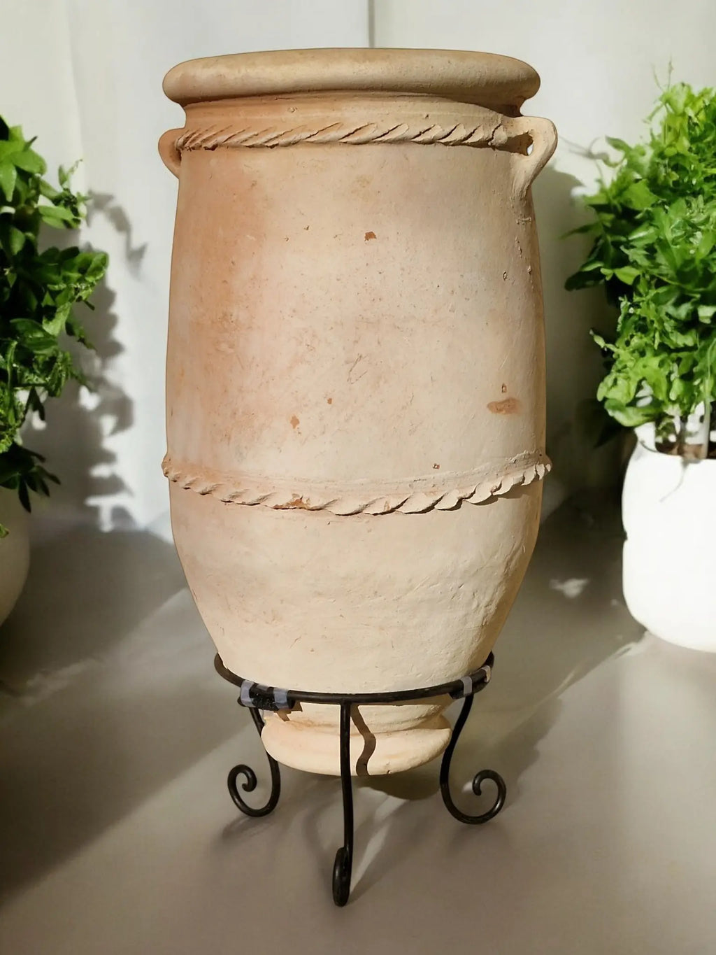 Authentique Pot en terre cuite de Zagora au Maroc fait main en 100 cm de haut avec son pied en fer forgé antigel