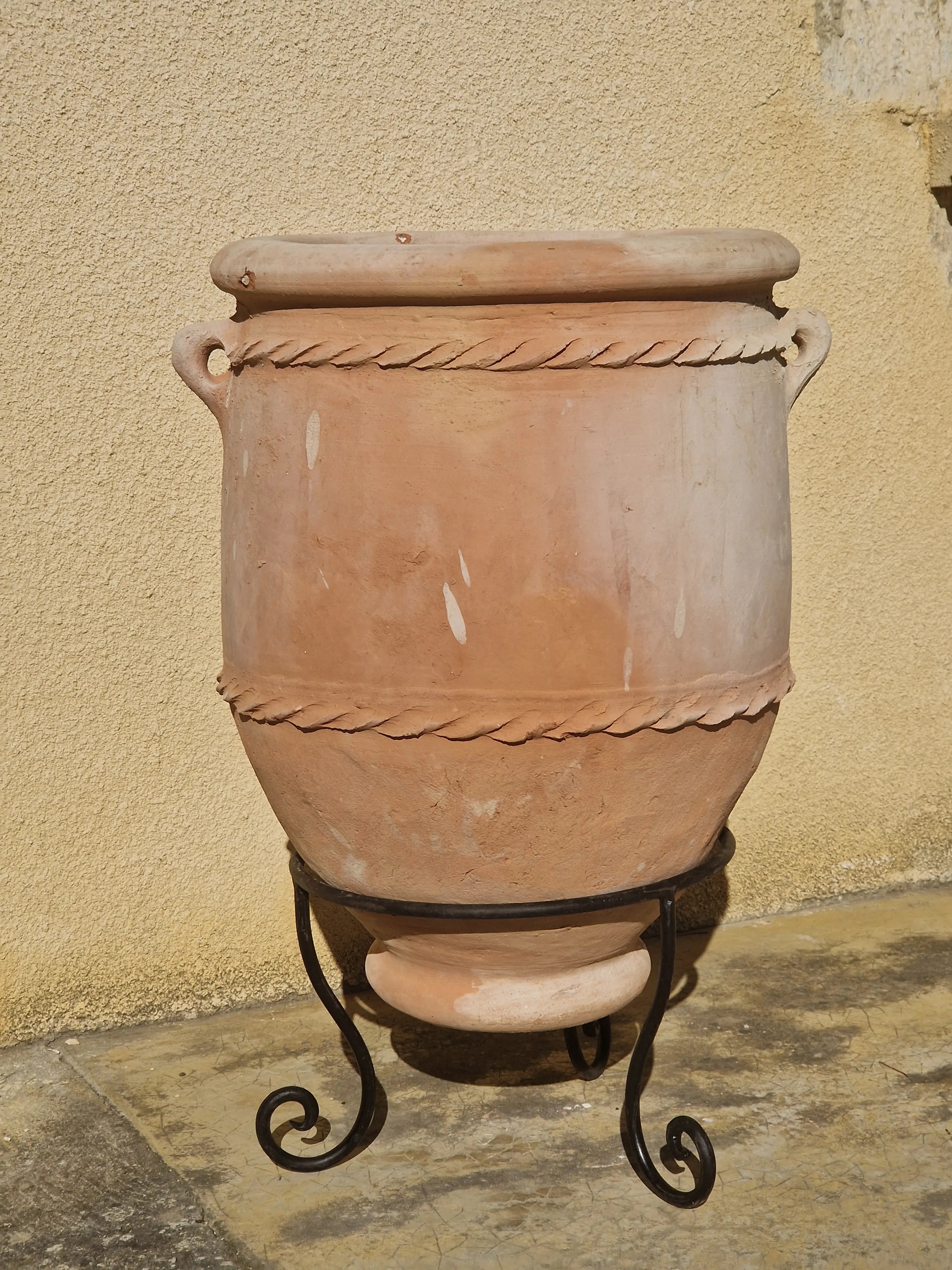 Authentique Pot en terre cuite de Zagora au Maroc fait main en 65 cm de haut avec son pied en fer forgé antigel