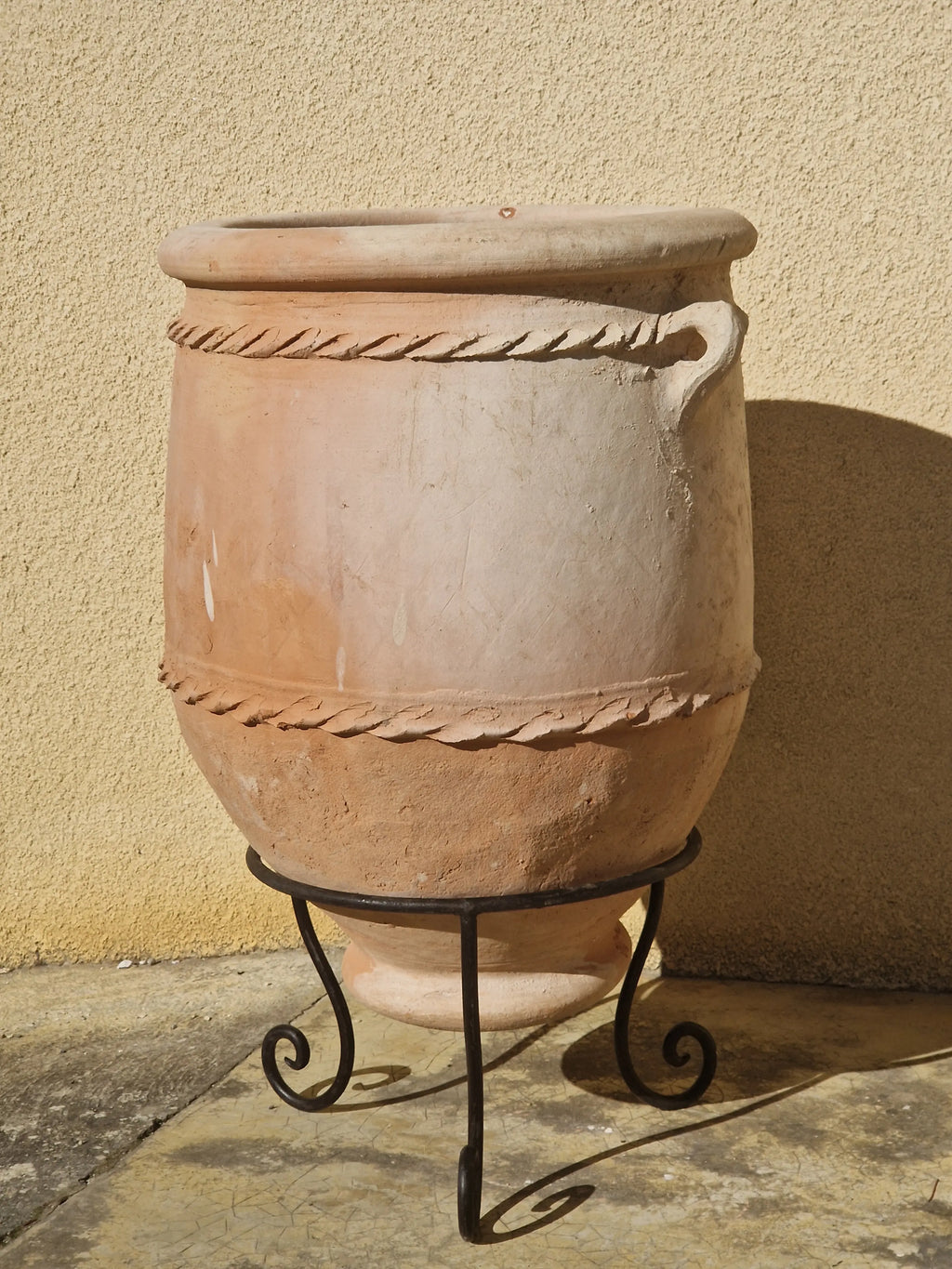 Authentique Pot en terre cuite de Zagora au Maroc fait main en 65 cm de haut avec son pied en fer forgé antigel