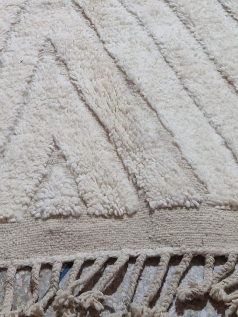 Tapis traditionnel marocain, 2m par 3m, beige avec des dessins géométriques en relief, épais, tissé à la main