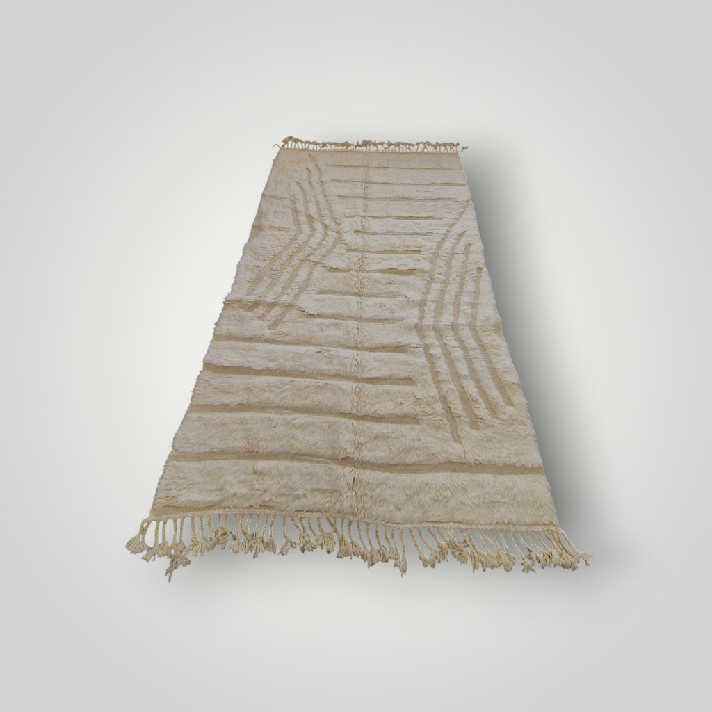 tapis marocain traditionnel, tissé à la main par des femmes dans l'atlas marocain, selon d'anciennes traditions. En pure laine de mouton