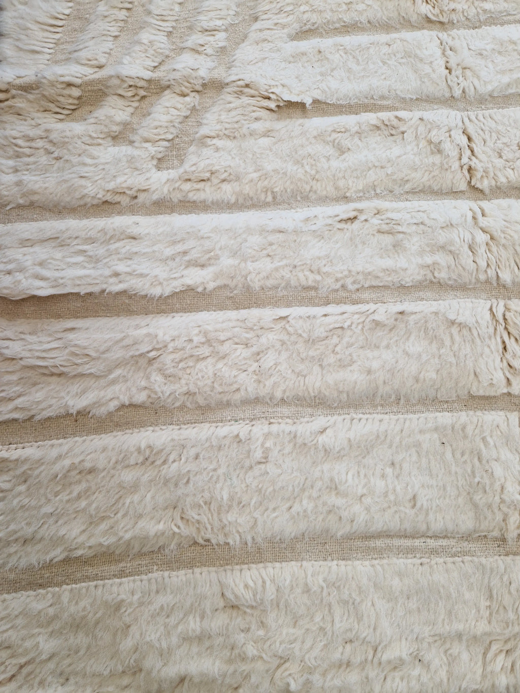tapis marocain traditionnel, tissé à la main par des femmes dans l'atlas marocain, selon d'anciennes traditions. En pure laine de mouton