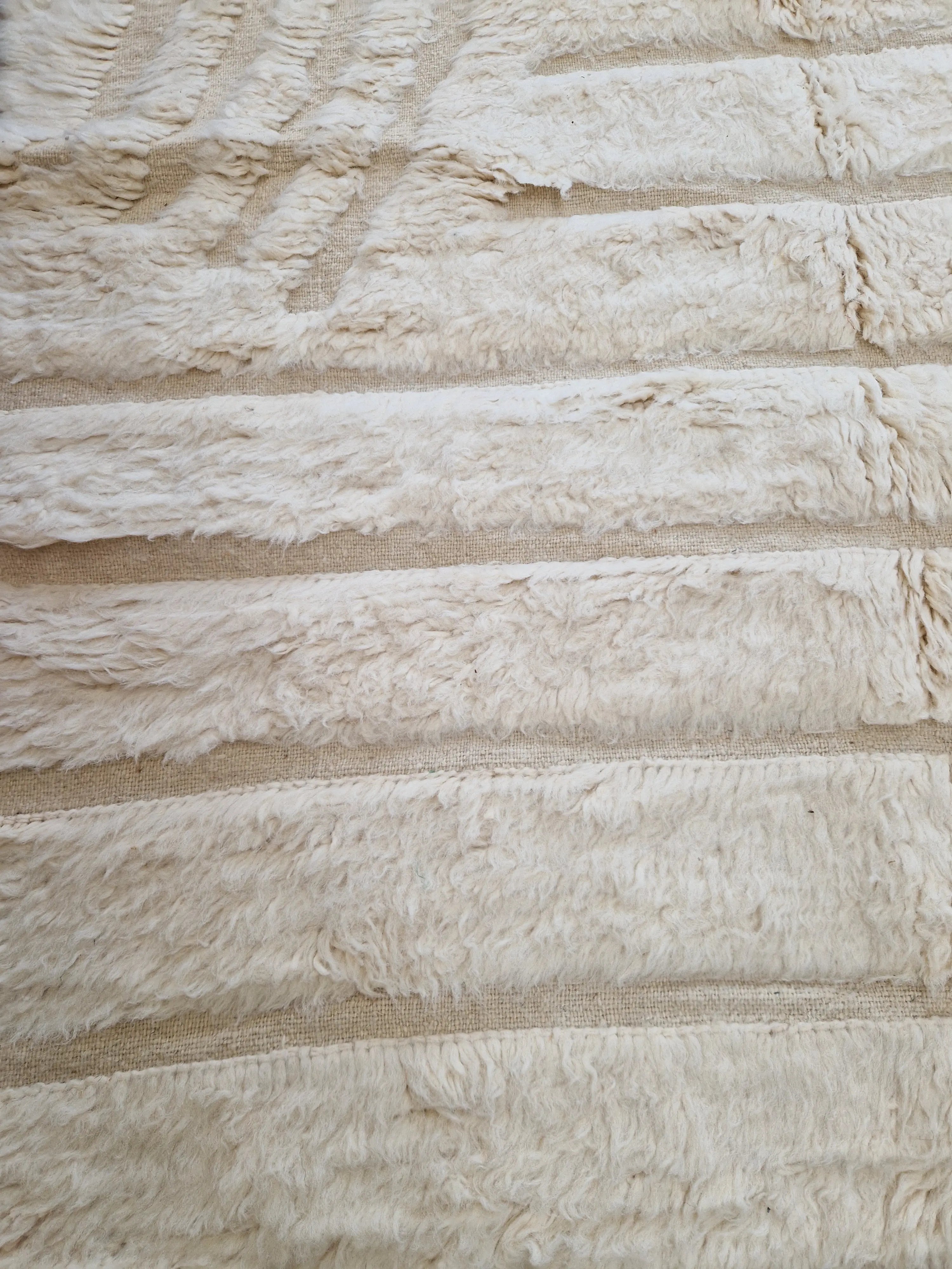 tapis marocain traditionnel, tissé à la main par des femmes dans l'atlas marocain, selon d'anciennes traditions. En pure laine de mouton