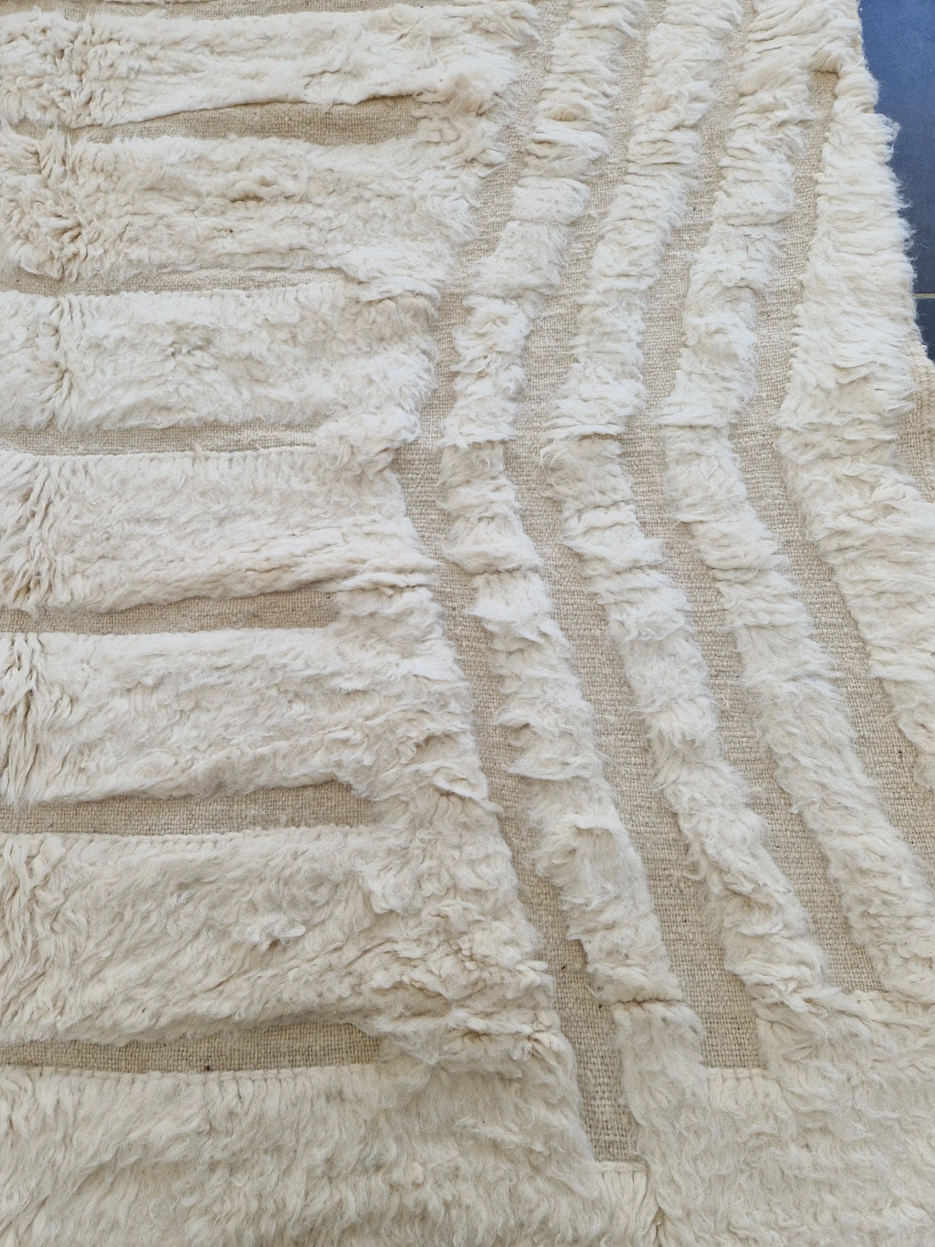 tapis marocain traditionnel, tissé à la main par des femmes dans l'atlas marocain, selon d'anciennes traditions. En pure laine de mouton