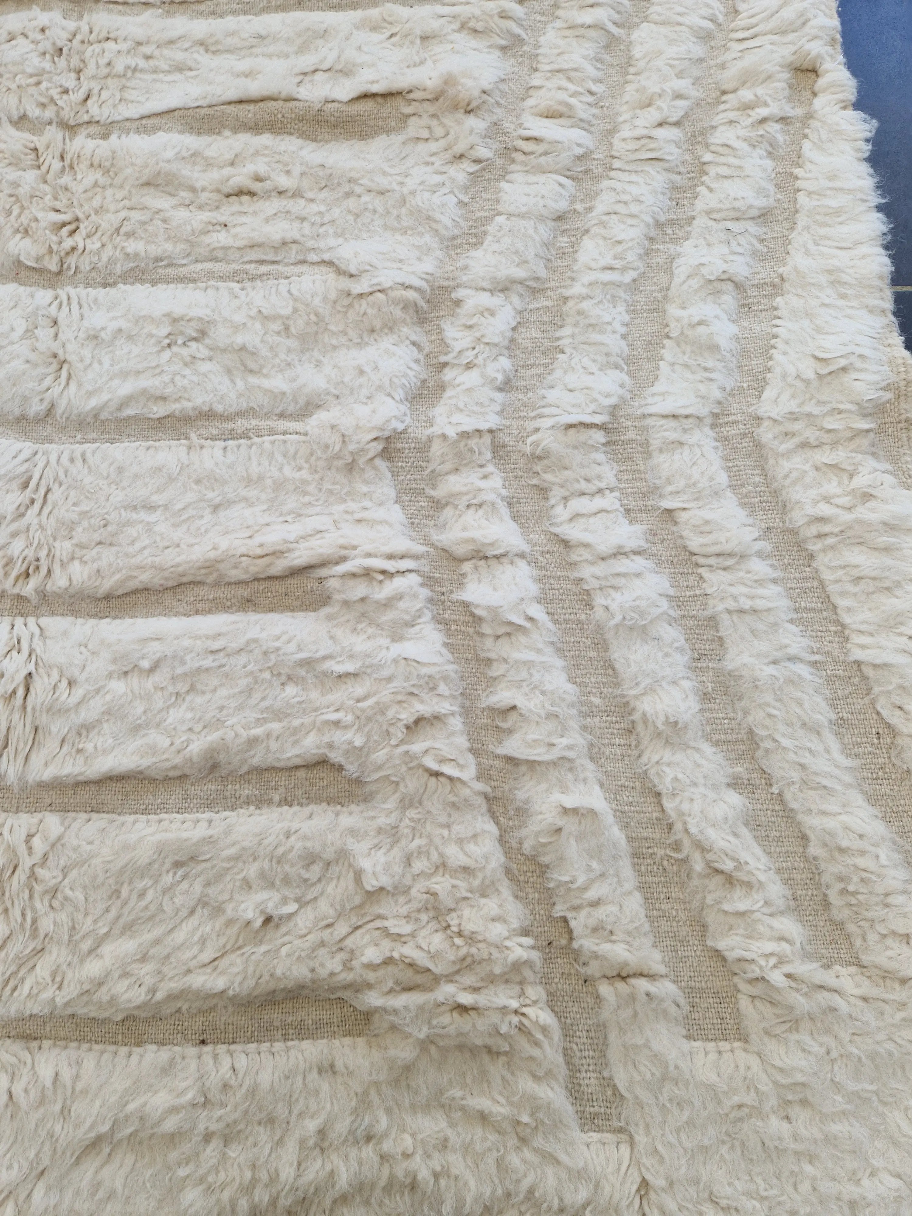 tapis marocain traditionnel, tissé à la main par des femmes dans l'atlas marocain, selon d'anciennes traditions. En pure laine de mouton