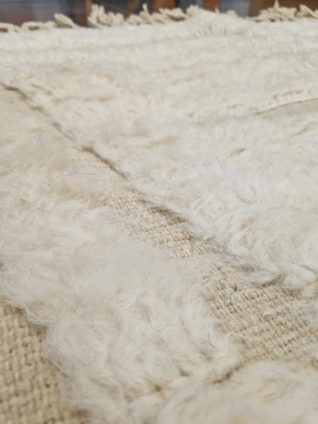 tapis marocain traditionnel, tissé à la main par des femmes dans l'atlas marocain, selon d'anciennes traditions. En pure laine de mouton