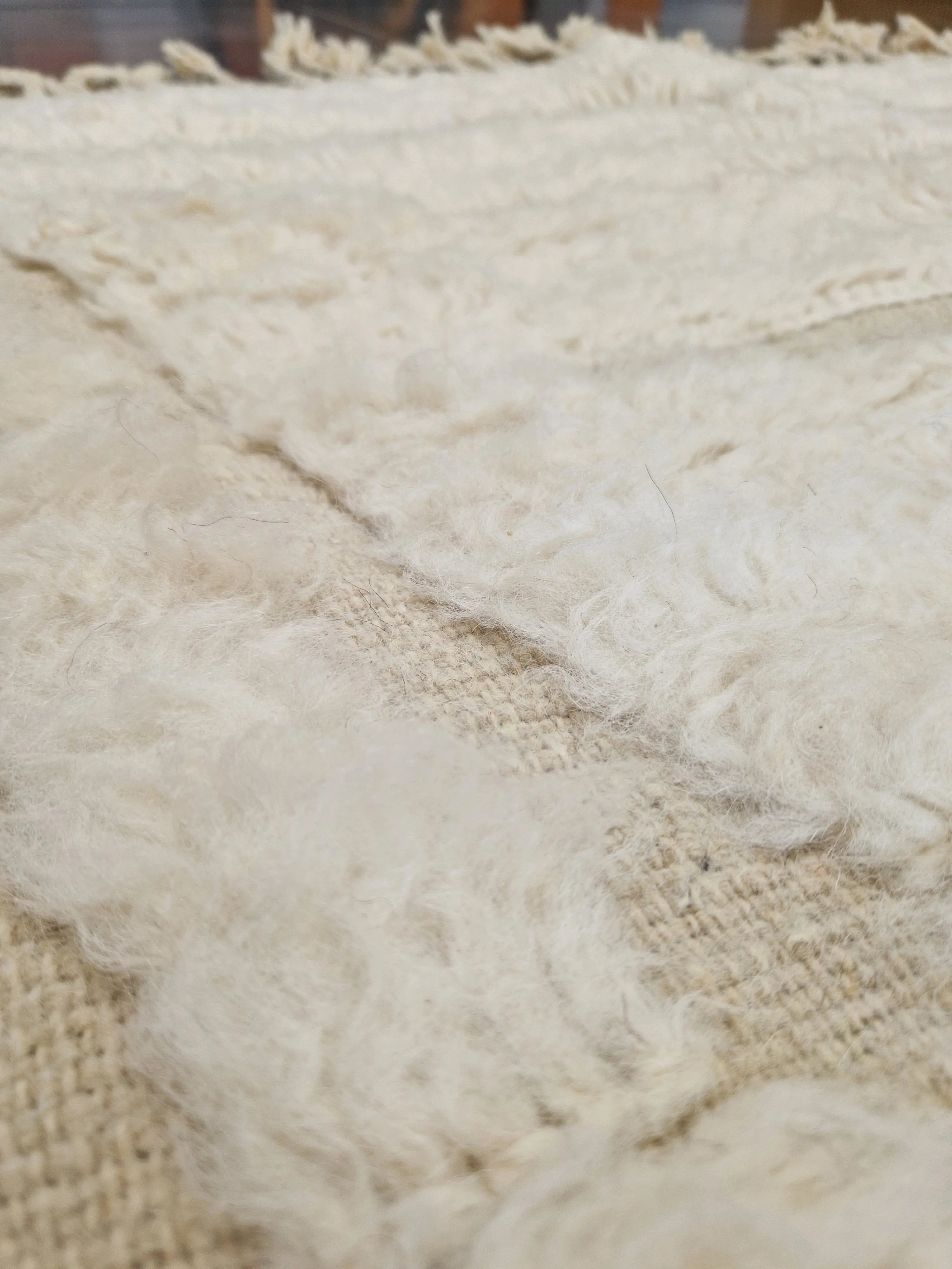 tapis marocain traditionnel, tissé à la main par des femmes dans l'atlas marocain, selon d'anciennes traditions. En pure laine de mouton
