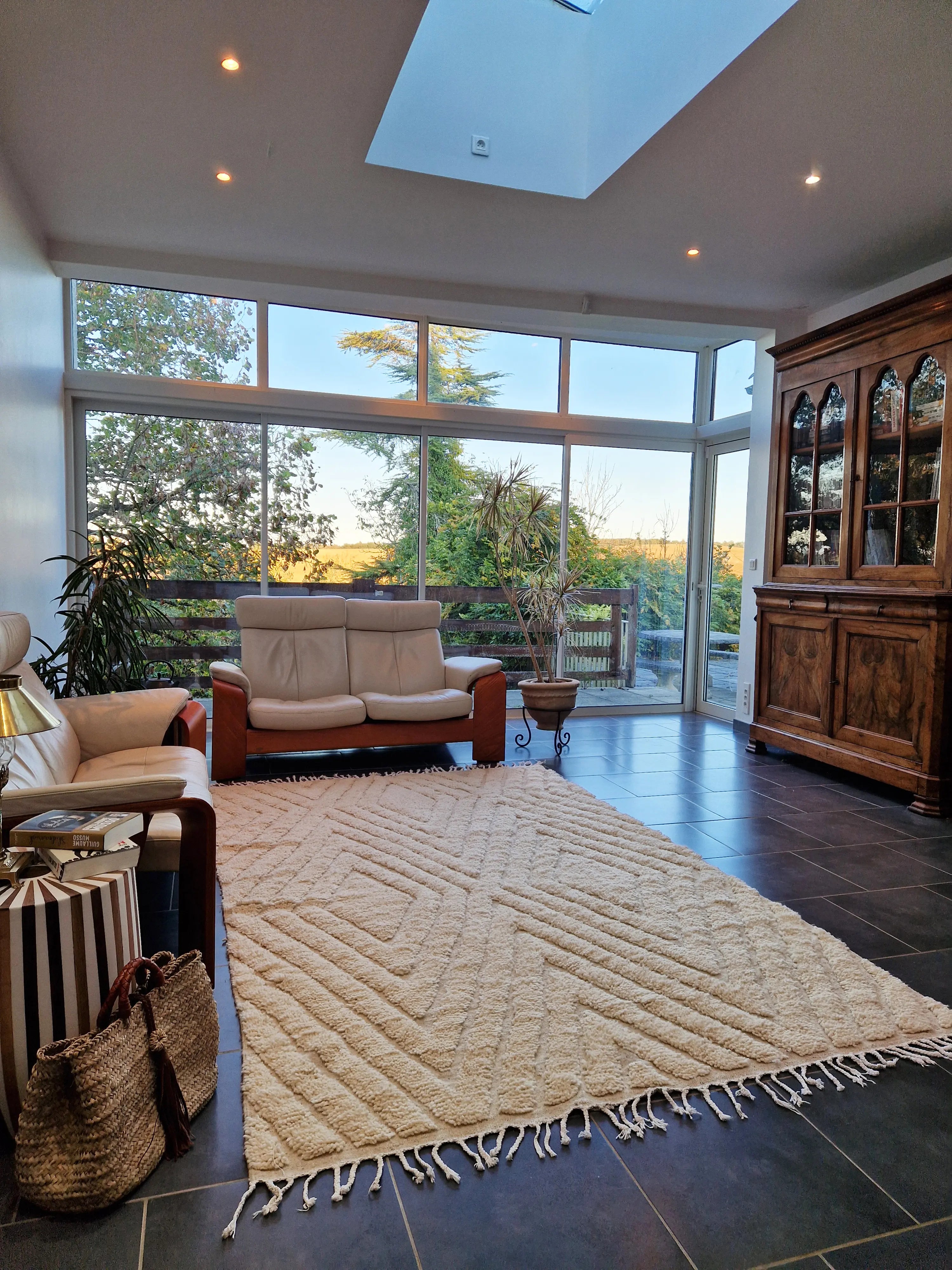 Tapis traditionnel du Maroc tissé dans l'atlas à Demenat, Beni ouarain écru aux motifs géométrique en relief 