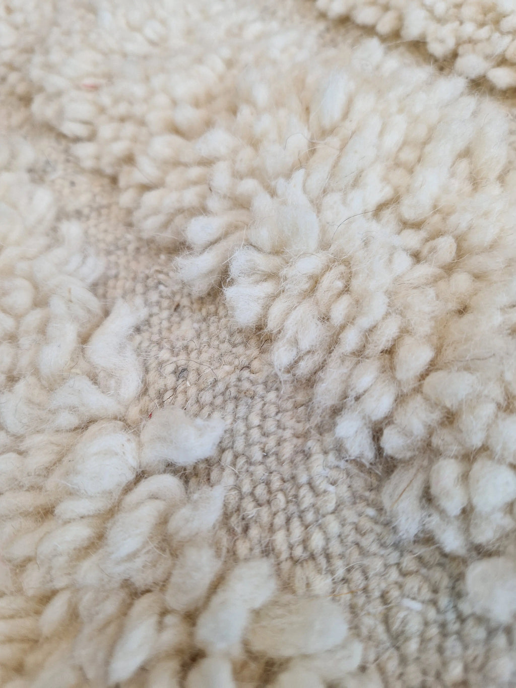 Tapis traditionnel du Maroc tissé dans l'atlas à Demenat, Beni ouarain écru aux motifs géométrique en relief 