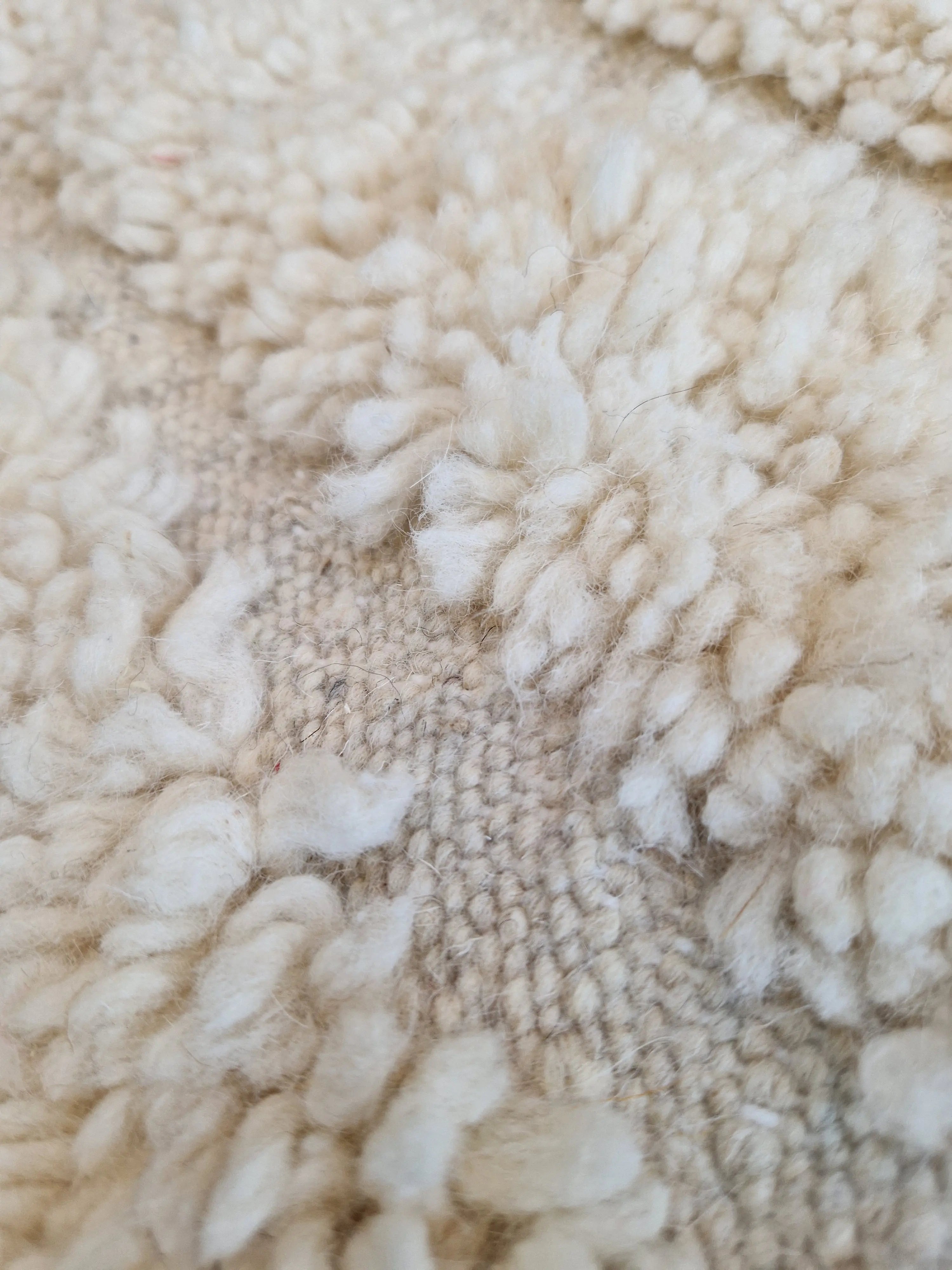 Tapis traditionnel du Maroc tissé dans l'atlas à Demenat, Beni ouarain écru aux motifs géométrique en relief 