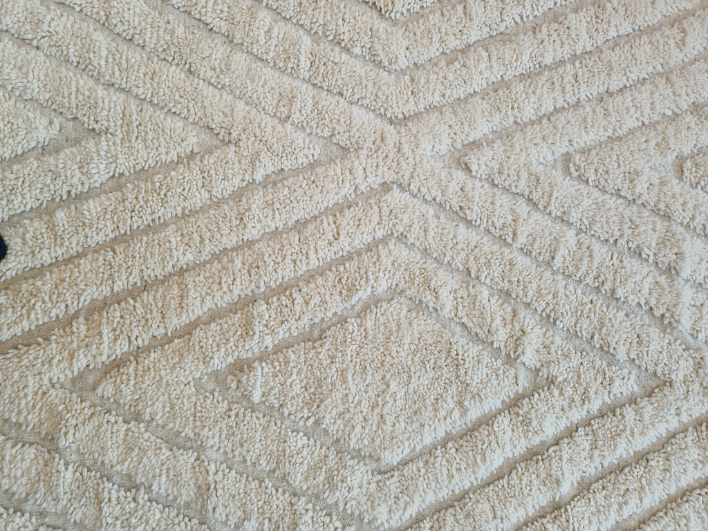 Tapis traditionnel du Maroc tissé dans l'atlas à Demenat, Beni ouarain écru aux motifs géométrique en relief 