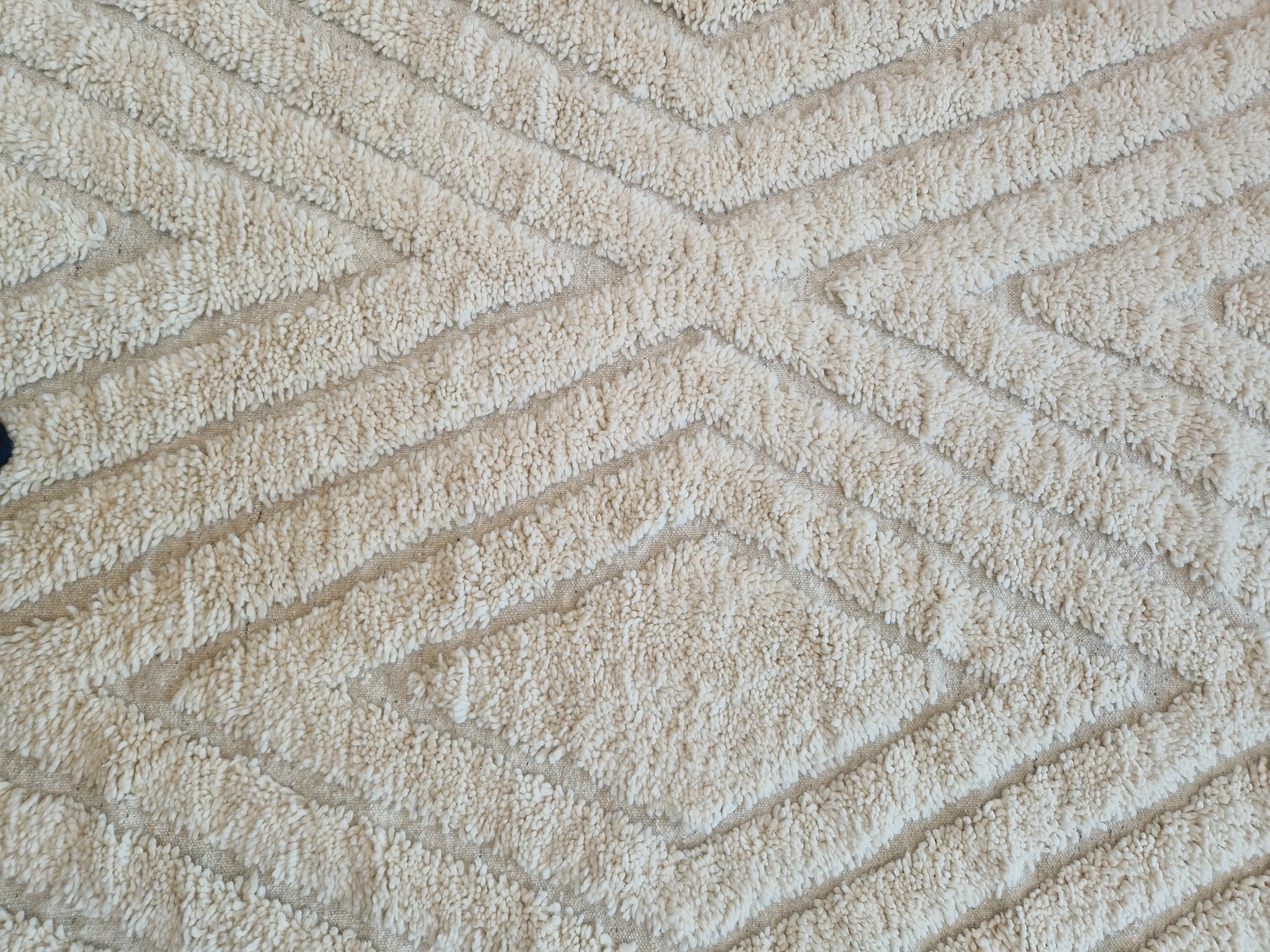 Tapis traditionnel du Maroc tissé dans l'atlas à Demenat, Beni ouarain écru aux motifs géométrique en relief 