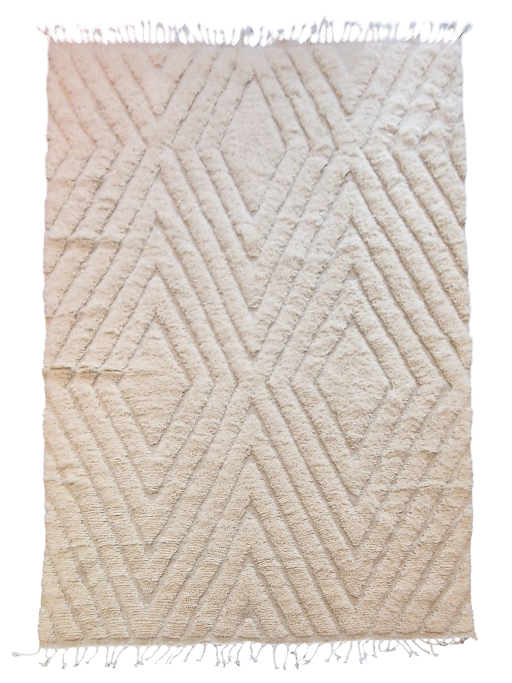 Tapis traditionnel du Maroc tissé dans l'atlas à Demenat, Beni ouarain écru aux motifs géométrique en relief 