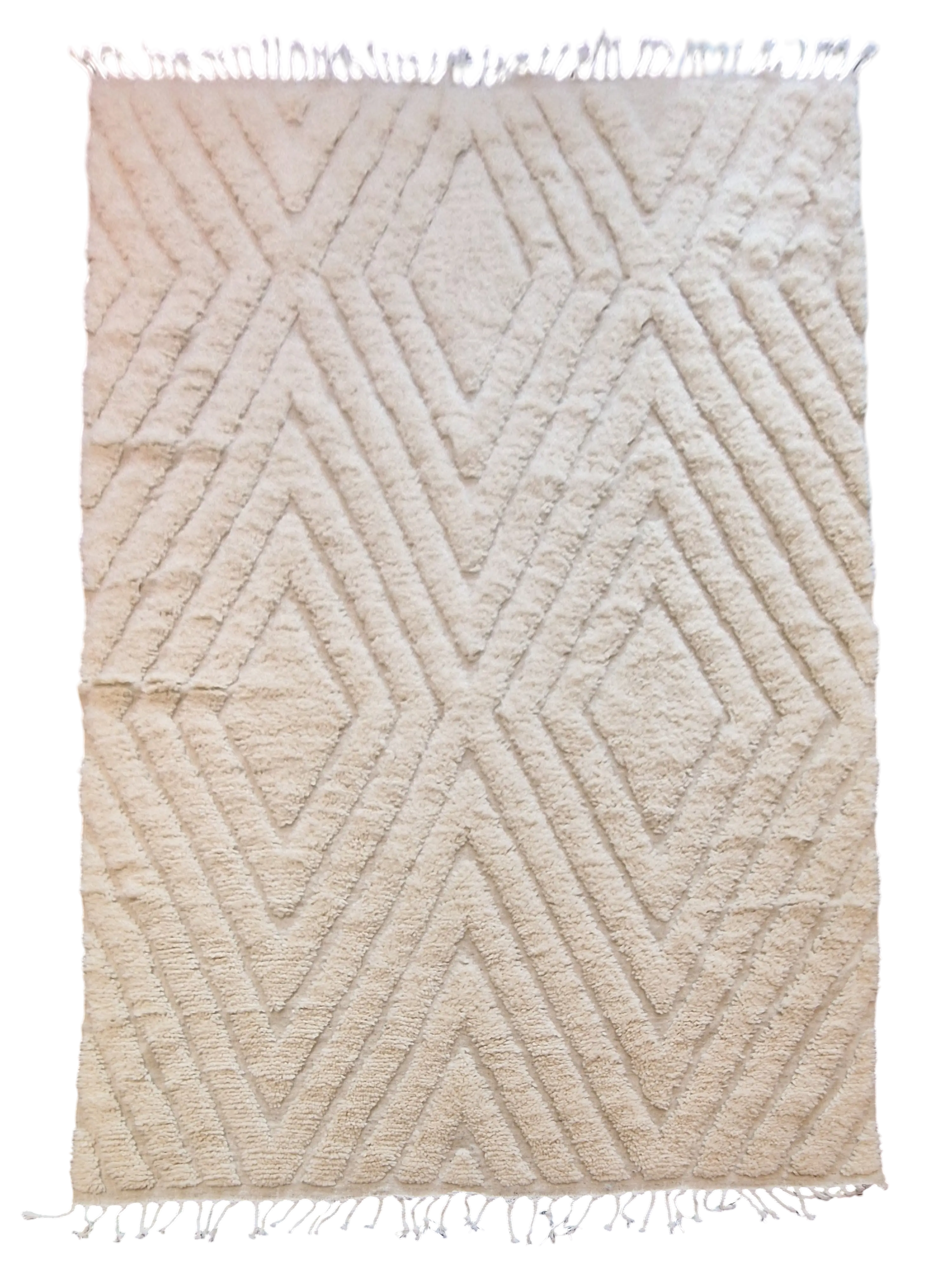 Tapis traditionnel du Maroc tissé dans l'atlas à Demenat, Beni ouarain écru aux motifs géométrique en relief 