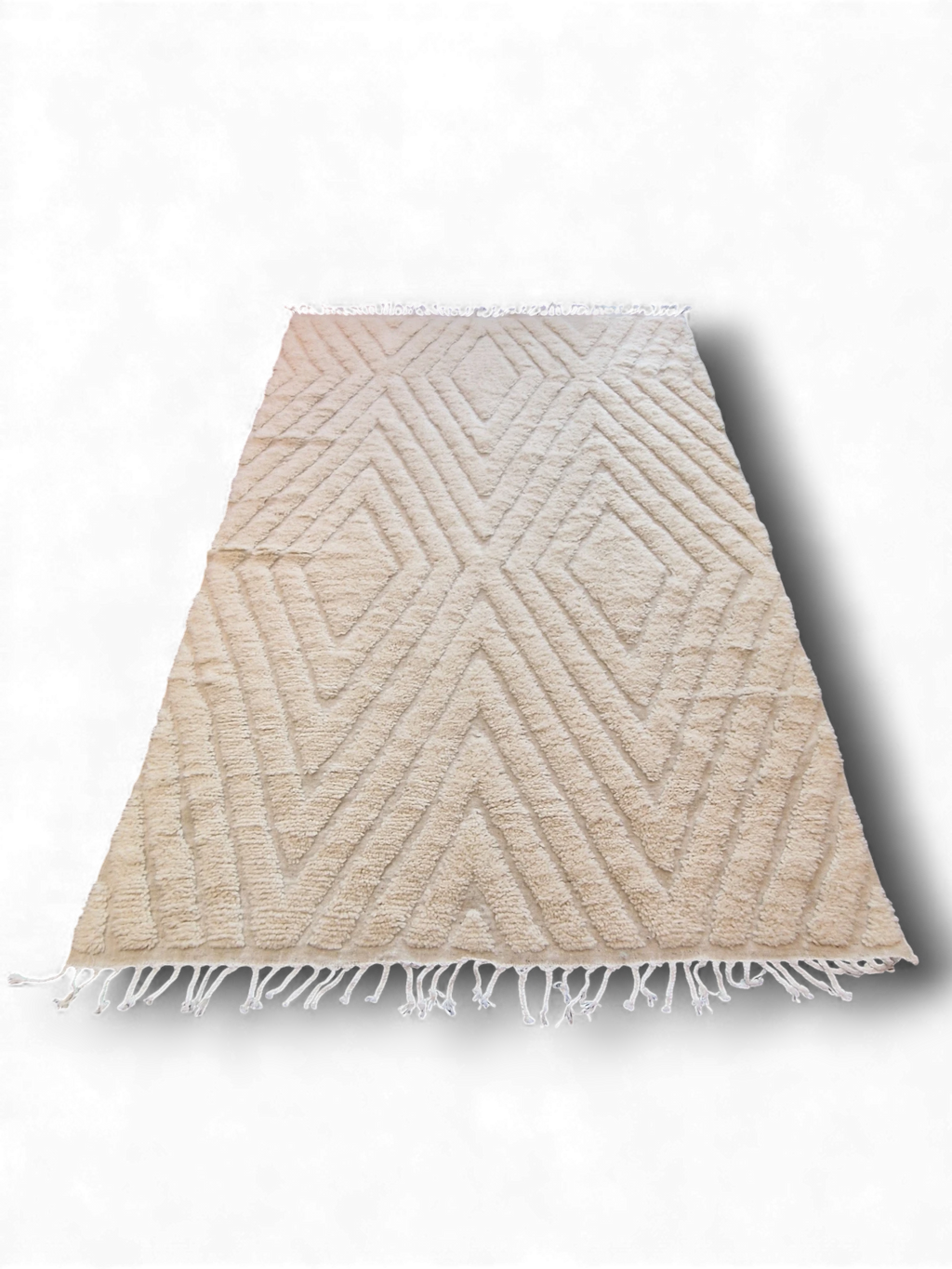 Tapis traditionnel du Maroc tissé dans l'atlas à Demenat, Beni ouarain écru aux motifs géométrique en relief 