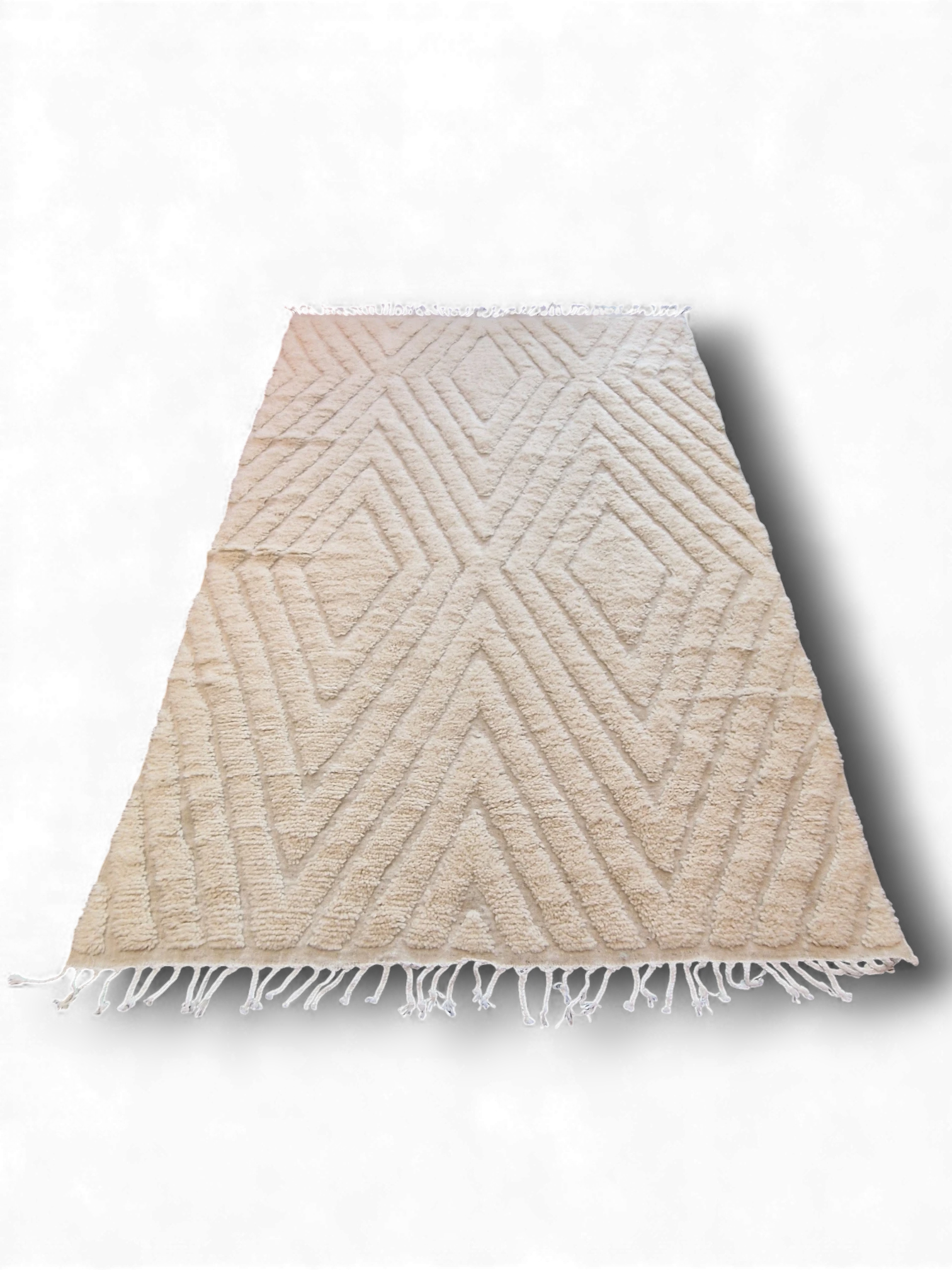 Tapis traditionnel du Maroc tissé dans l'atlas à Demenat, Beni ouarain écru aux motifs géométrique en relief 