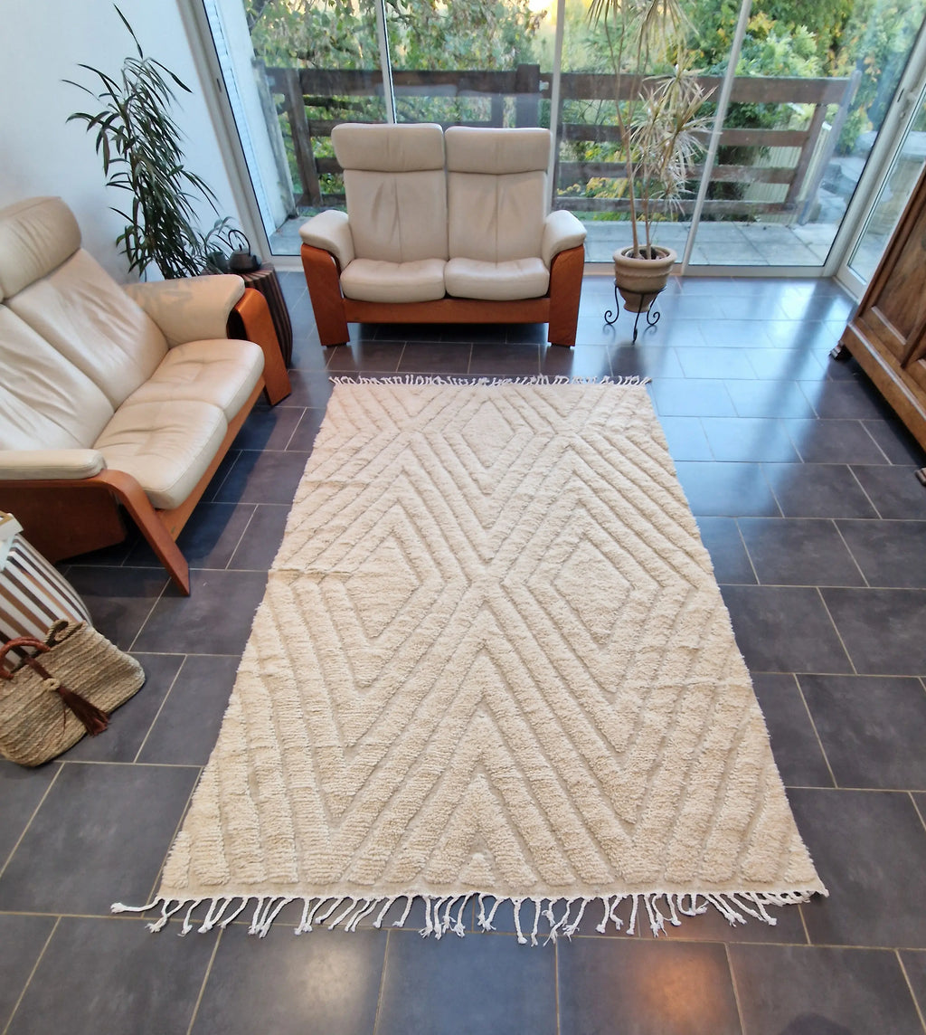 Tapis traditionnel du Maroc tissé dans l'atlas à Demenat, Beni ouarain écru aux motifs géométrique en relief 