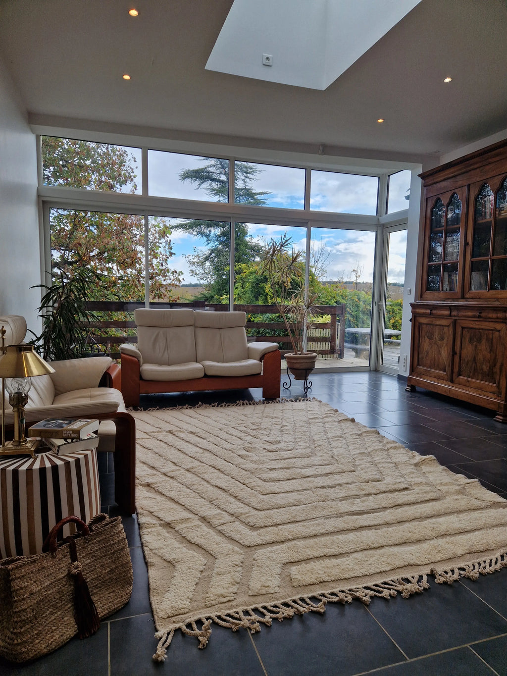 Tapis traditionnel marocain, 2m par 3m, beige avec des dessins géométriques en relief, épais, tissé à la main