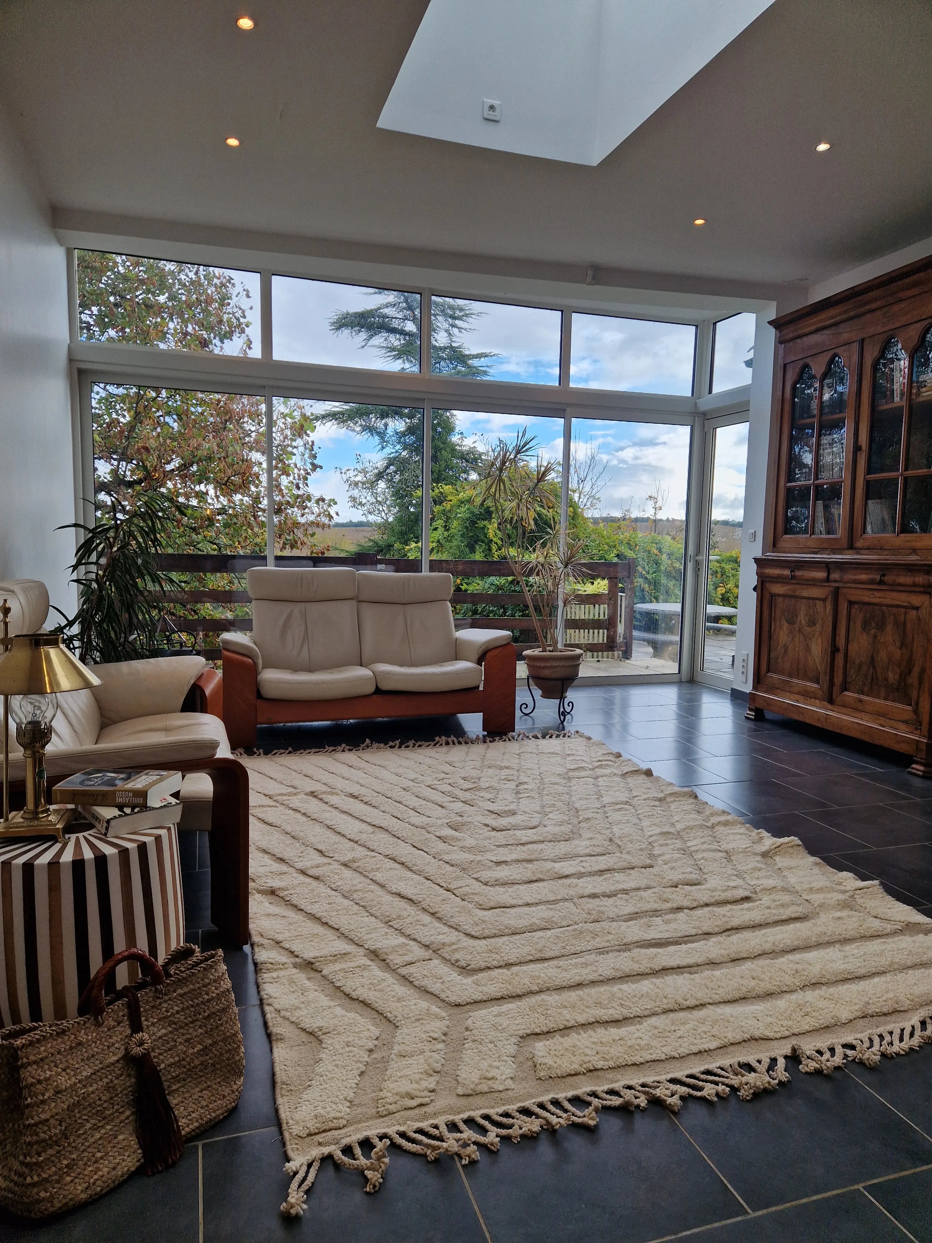 Tapis traditionnel marocain, 2m par 3m, beige avec des dessins géométriques en relief, épais, tissé à la main