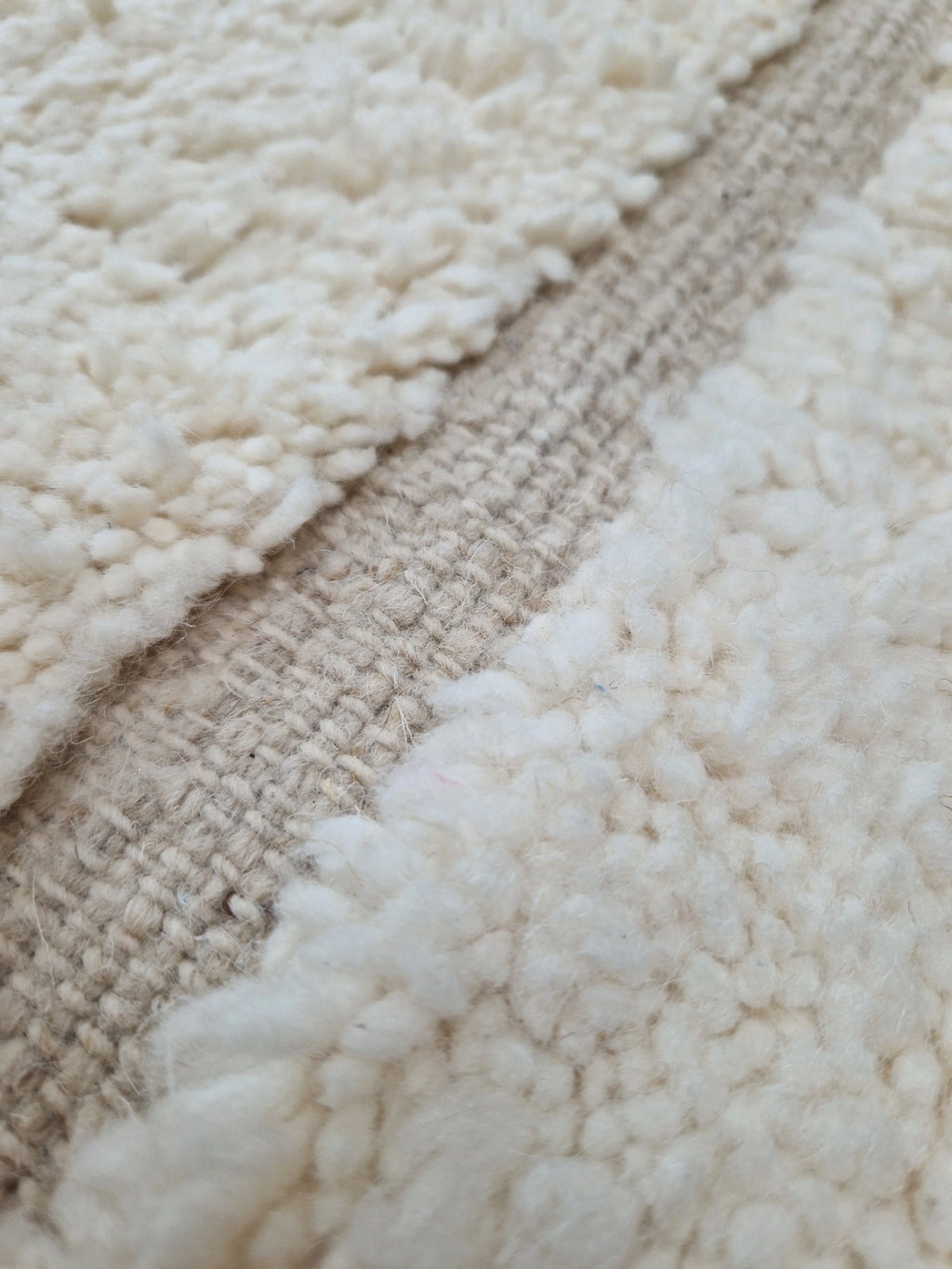 Tapis traditionnel marocain, 2m par 3m, beige avec des dessins géométriques en relief, épais, tissé à la main