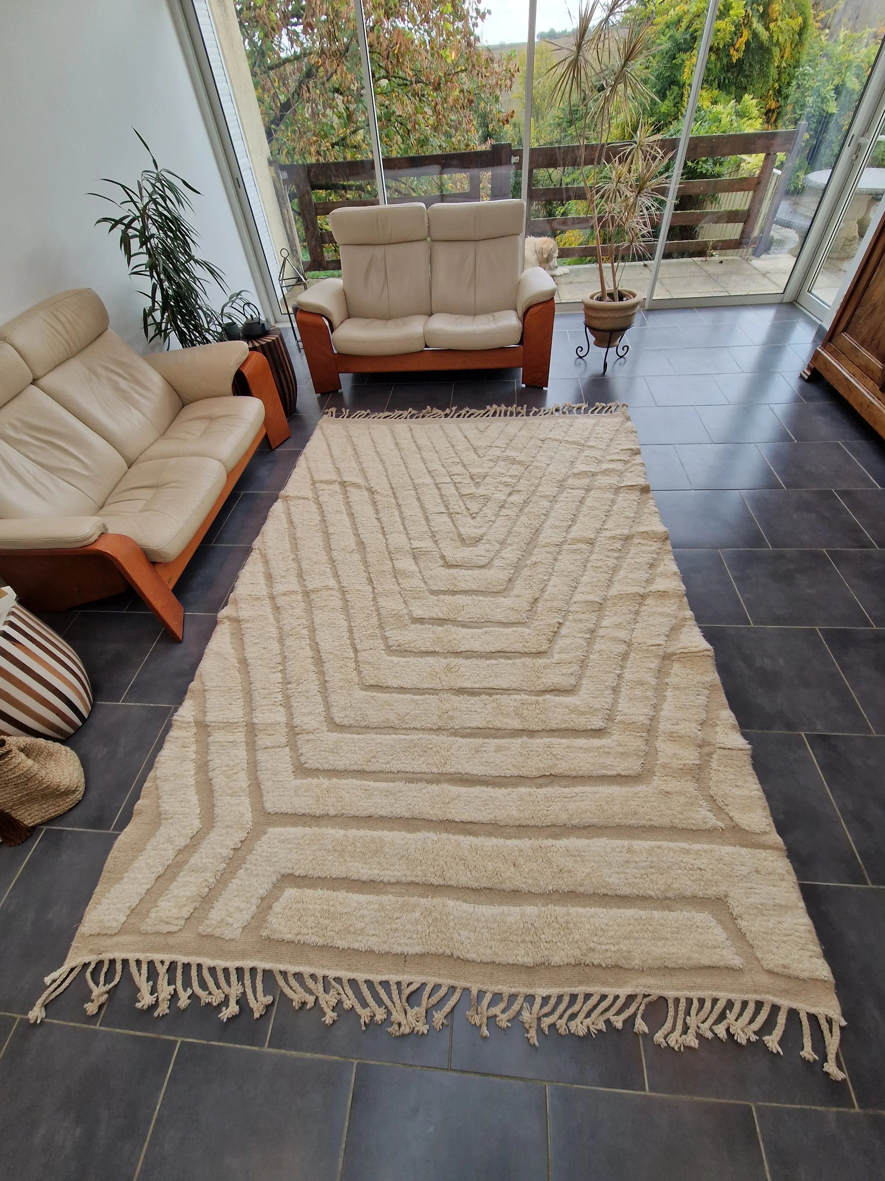 Tapis traditionnel marocain, 2m par 3m, beige avec des dessins géométriques en relief, épais, tissé à la main