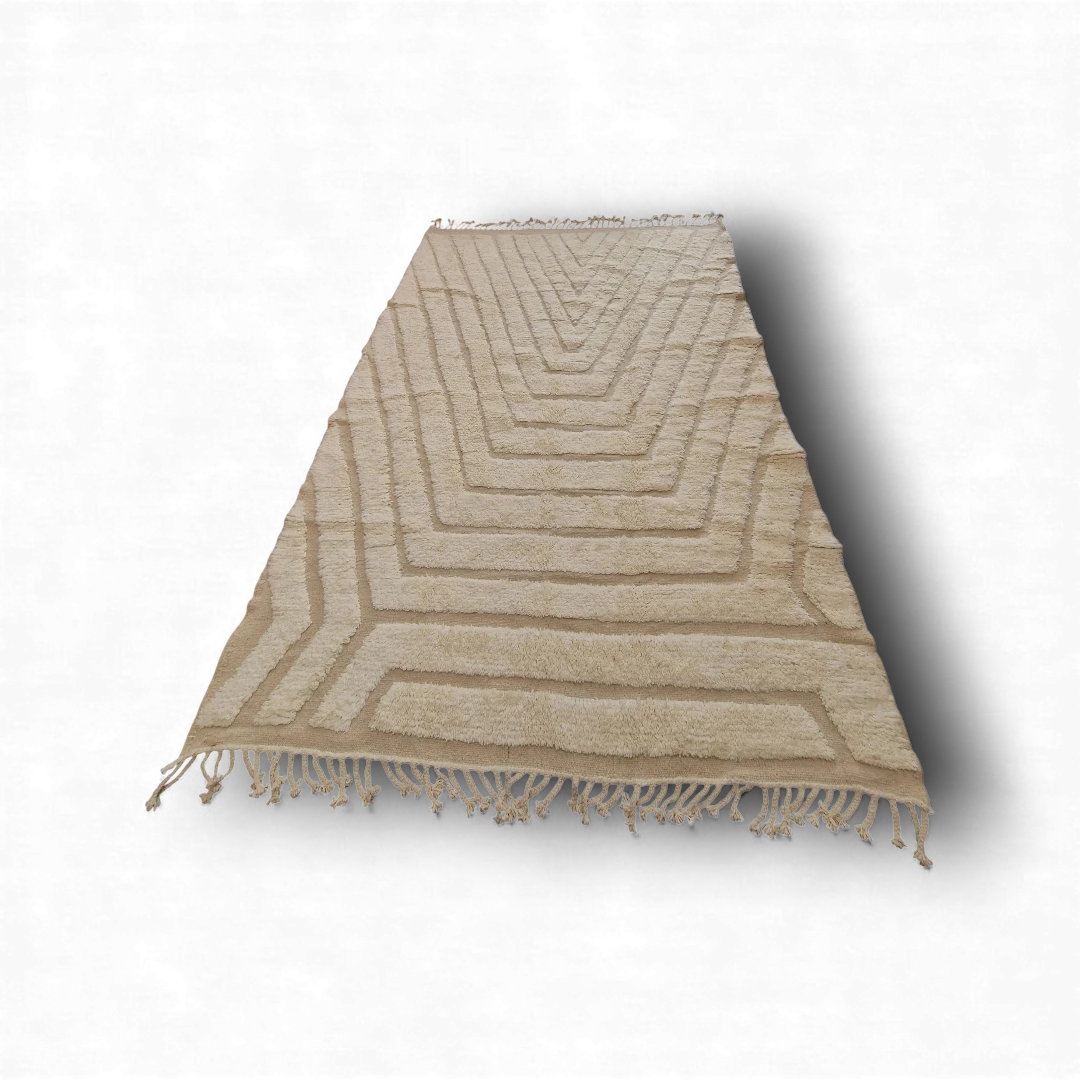 Tapis traditionnel marocain, 2m par 3m, beige avec des dessins géométriques en relief, épais, tissé à la main