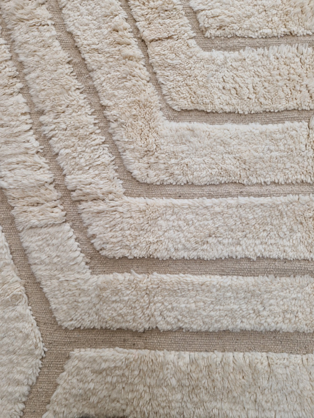 Tapis traditionnel marocain, 2m par 3m, beige avec des dessins géométriques en relief, épais, tissé à la main