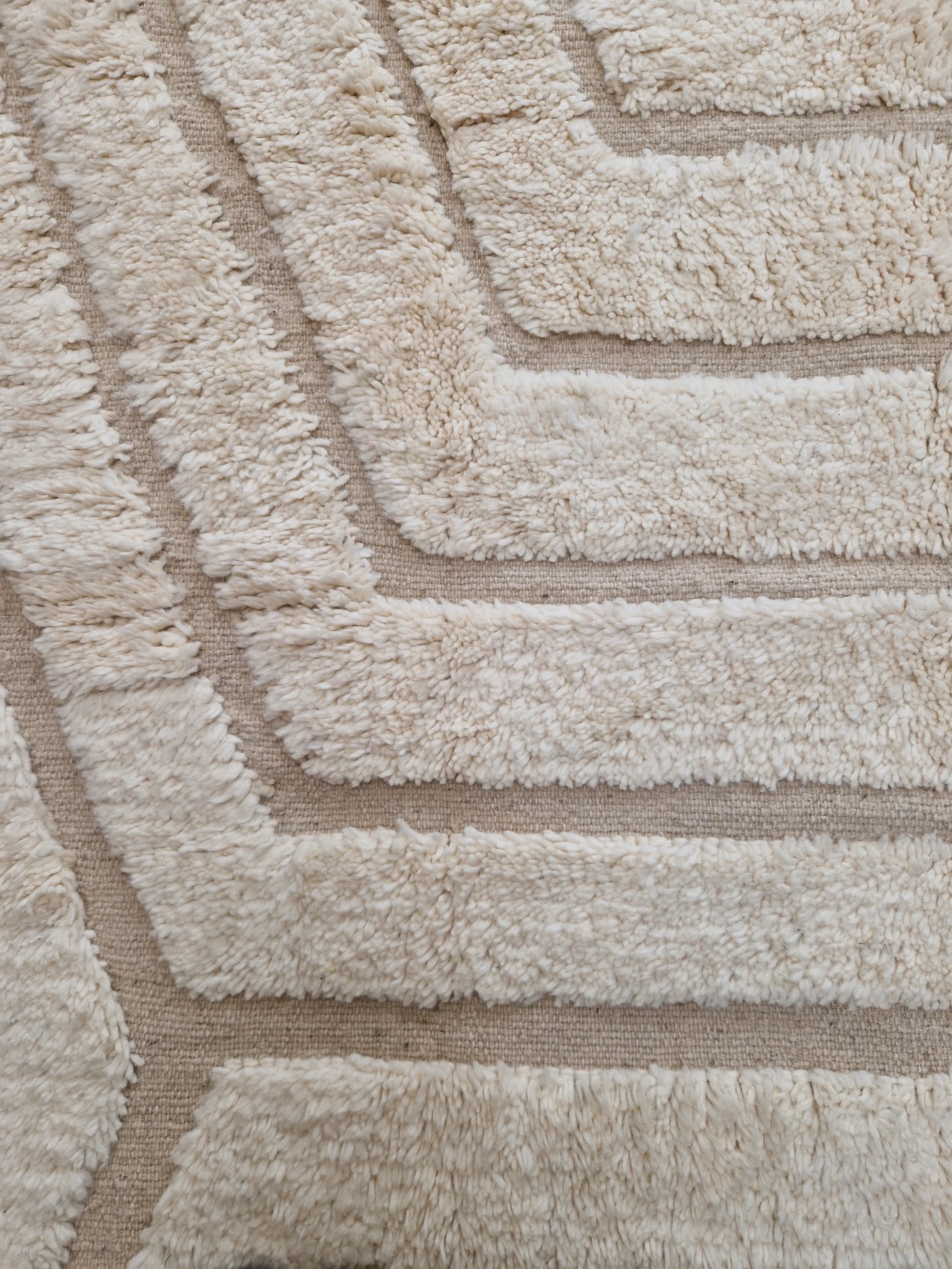 Tapis traditionnel marocain, 2m par 3m, beige avec des dessins géométriques en relief, épais, tissé à la main